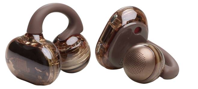 Ein Paar braune kabellose Ohrhörer mit schlankem, glänzendem Design und ergonomischen Kurven für bequemen Sitz.