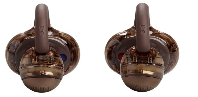 Zwei braune kabellose Ohrhörer mit transparenten Abschnitten, die interne Komponenten zeigen, mit berührungsempfindlichen Bedienelementen und kompaktem Design.