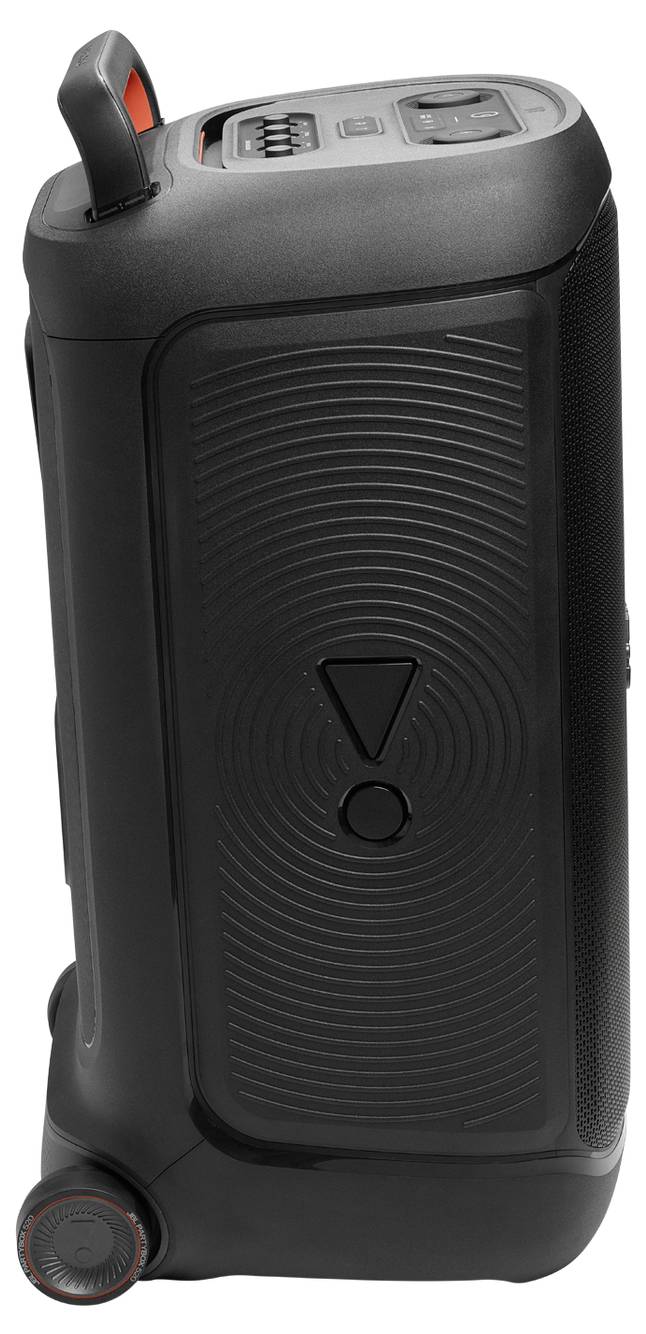 Ein schwarzer tragbarer Lautsprecher, der aufrecht steht, mit einer strukturierten Seitenverkleidung, Tragegriff und Rollen für einfache Mobilität.