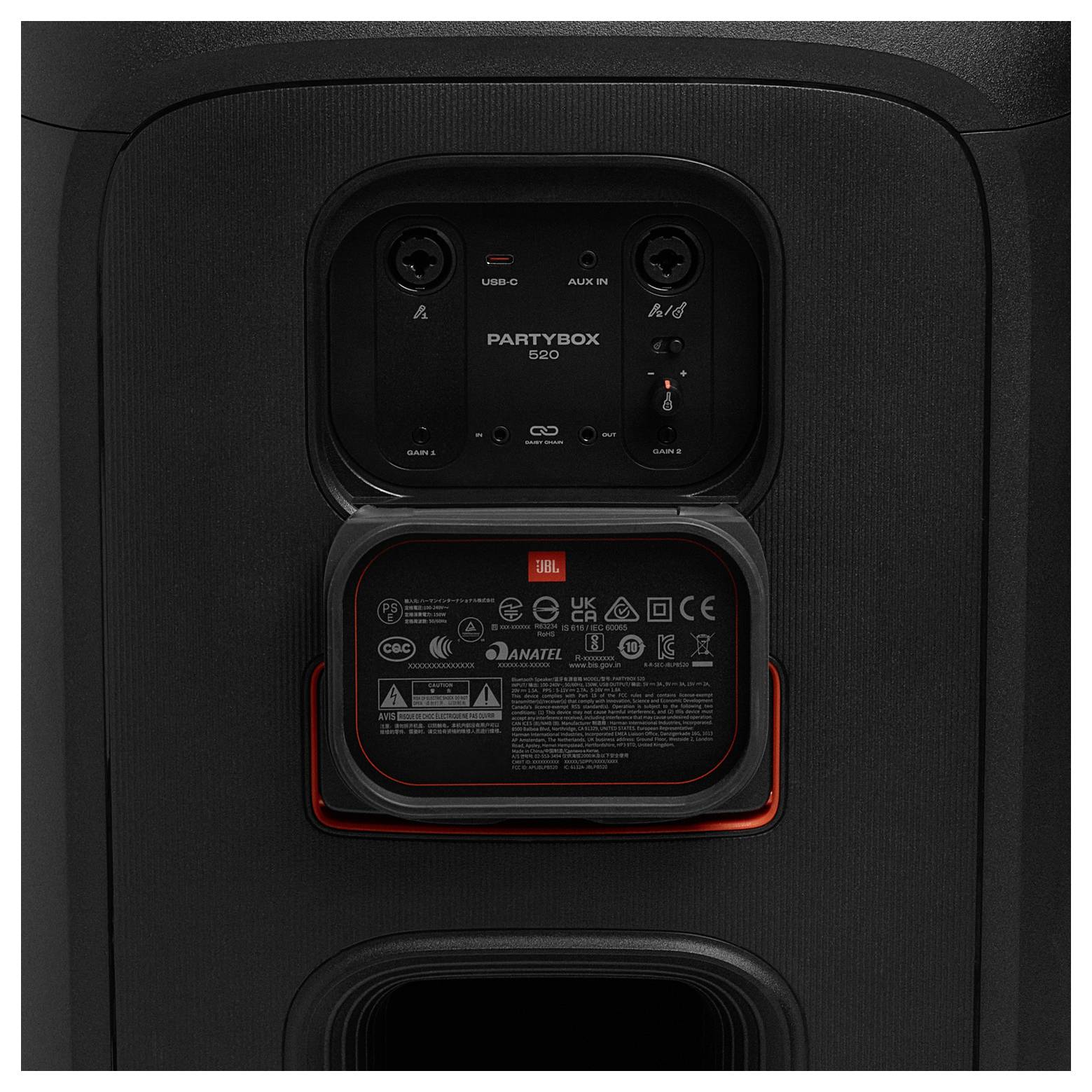 Rückansicht des JBL Partybox 310 Lautsprechers mit Anschlussfeld, das USB- und AUX-Anschlüsse, Stromanschluss und Zertifizierungsetiketten zeigt.