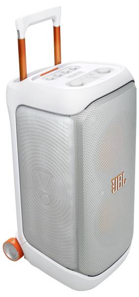 Ein tragbarer Lautsprecher mit Rädern und einem Griff, mit einem weiß-orangen Design, einer auffälligen Lautsprecherblende und Bedienungstasten auf der Oberseite.