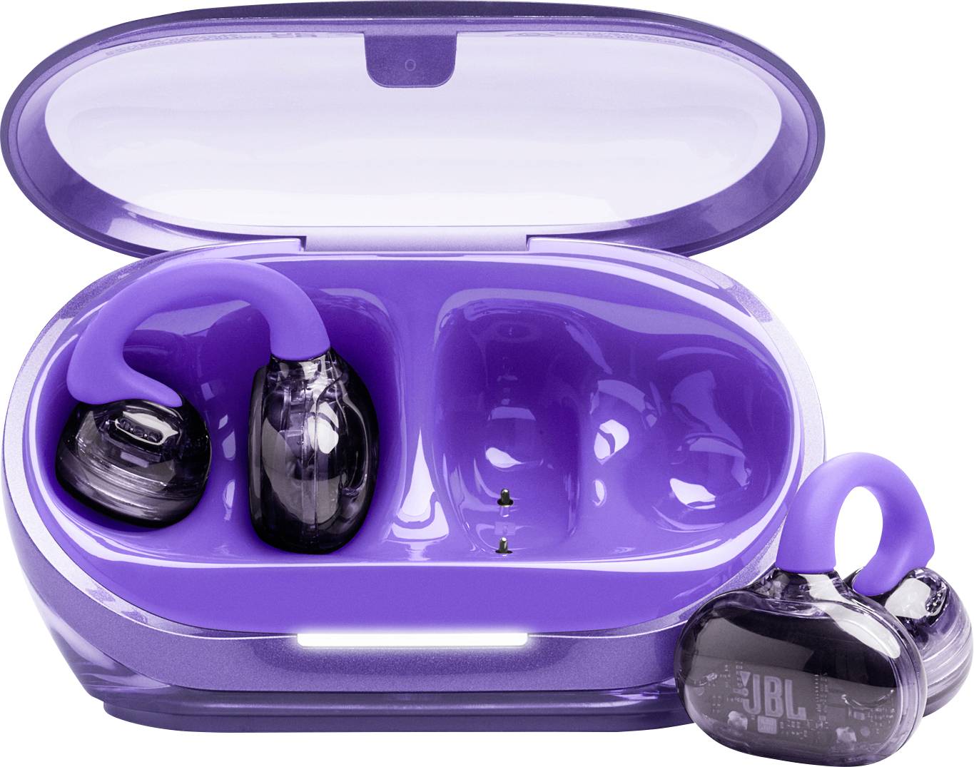 Violette kabellose Ohrhörer in einem offenen Ladegehäuse, mit einem Ohrhörer außerhalb platziert.