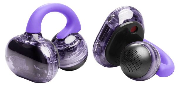 Violette kabellose Ohrhörer mit transparentem Gehäuse und schwarzen Details, die ein ergonomisches Design und kompakte Größe für tragbare Audiogeräte zeigen.