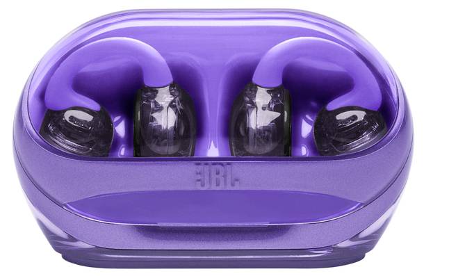 Violette kabellose Ohrhörer in einem Ladeetui mit durchsichtigem Deckel; das Etui hat ein Logo auf der Vorderseite.