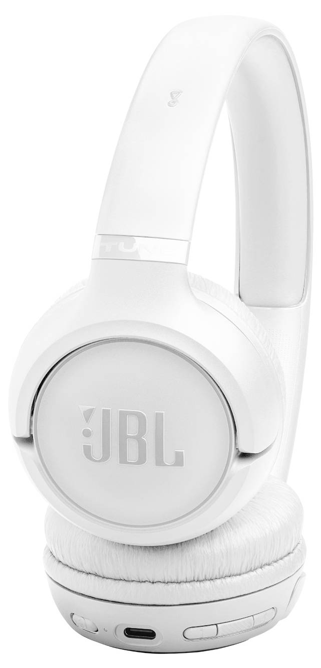 Weiße Over-Ear-Kopfhörer mit dem JBL-Logo, das auf den Ohrmuscheln prominent zu sehen ist, ausgestattet mit Bedienelementen und einem Ladeanschluss an der Seite.