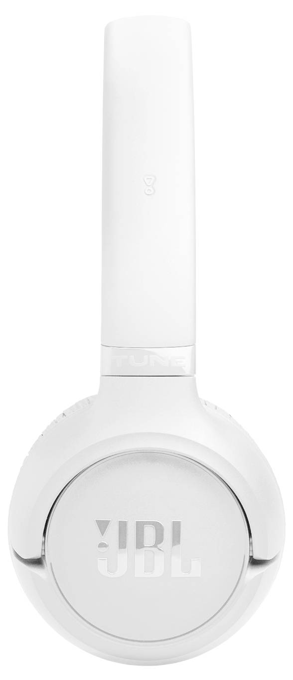 Ein weißer JBL Over-Ear-Kopfhörer mit elegantem Design, auf dem das JBL-Logo prominent auf der Ohrmuschel zu sehen ist.