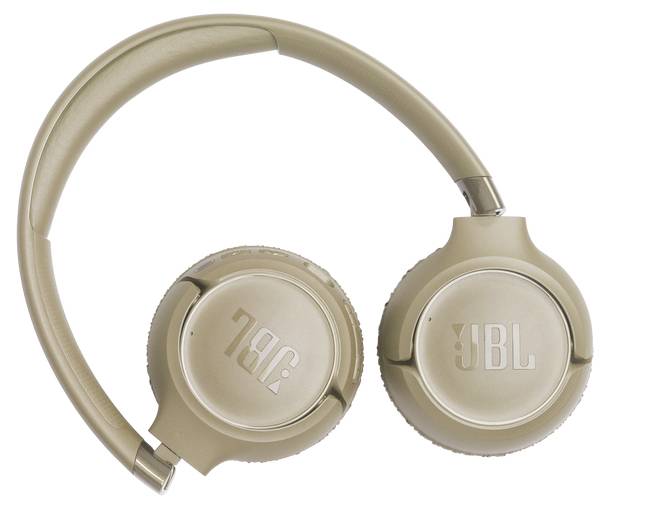 Beigefarbene JBL-Kopfhörer flach zusammengeklappt zur Lagerung, mit JBL-Logo auf den Ohrmuscheln.