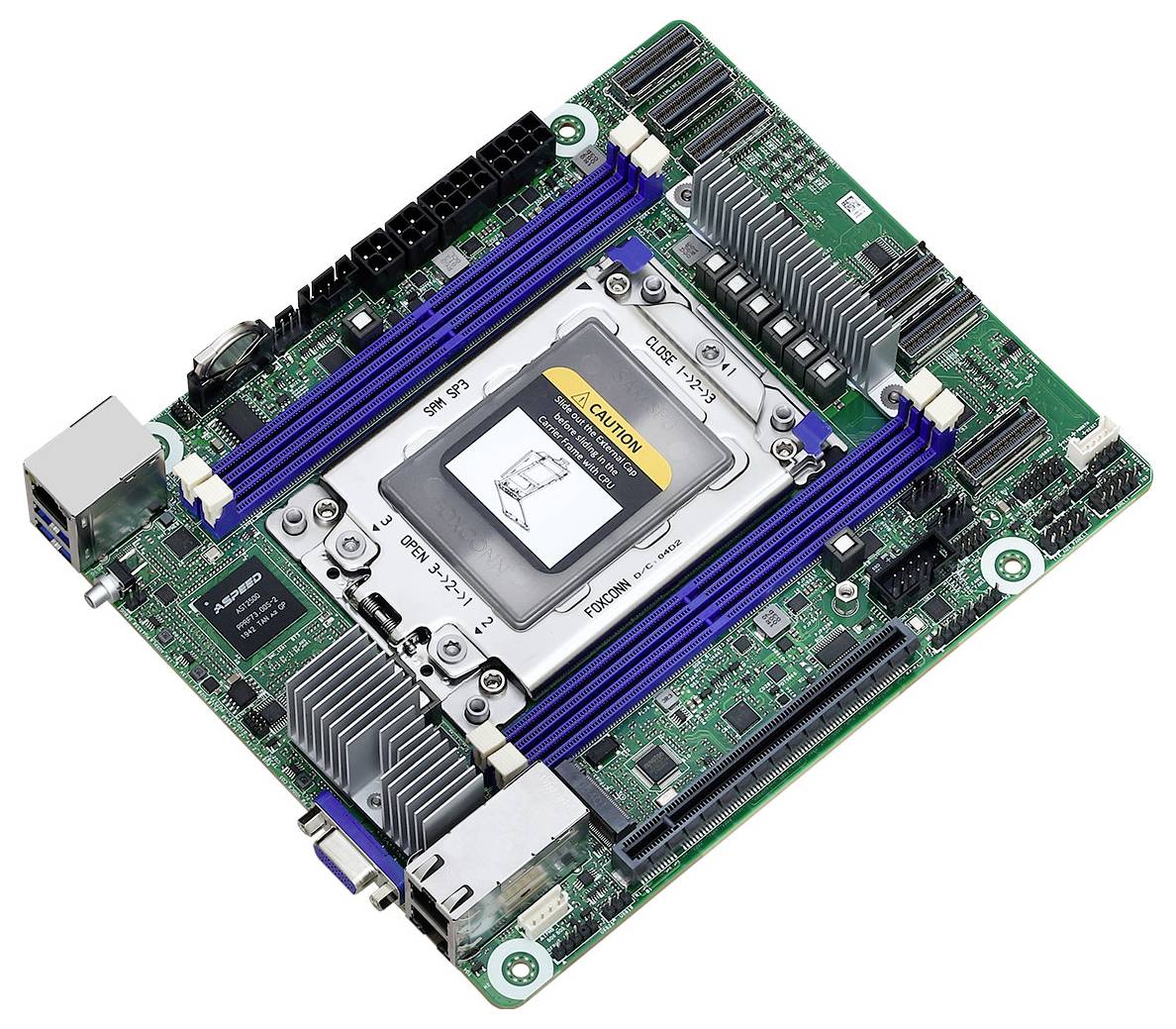 Eine kleine Mainboard mit einem CPU-Sockel in der Mitte, umgeben von vier RAM-Steckplätzen und verschiedenen Anschlüssen an den Kanten.