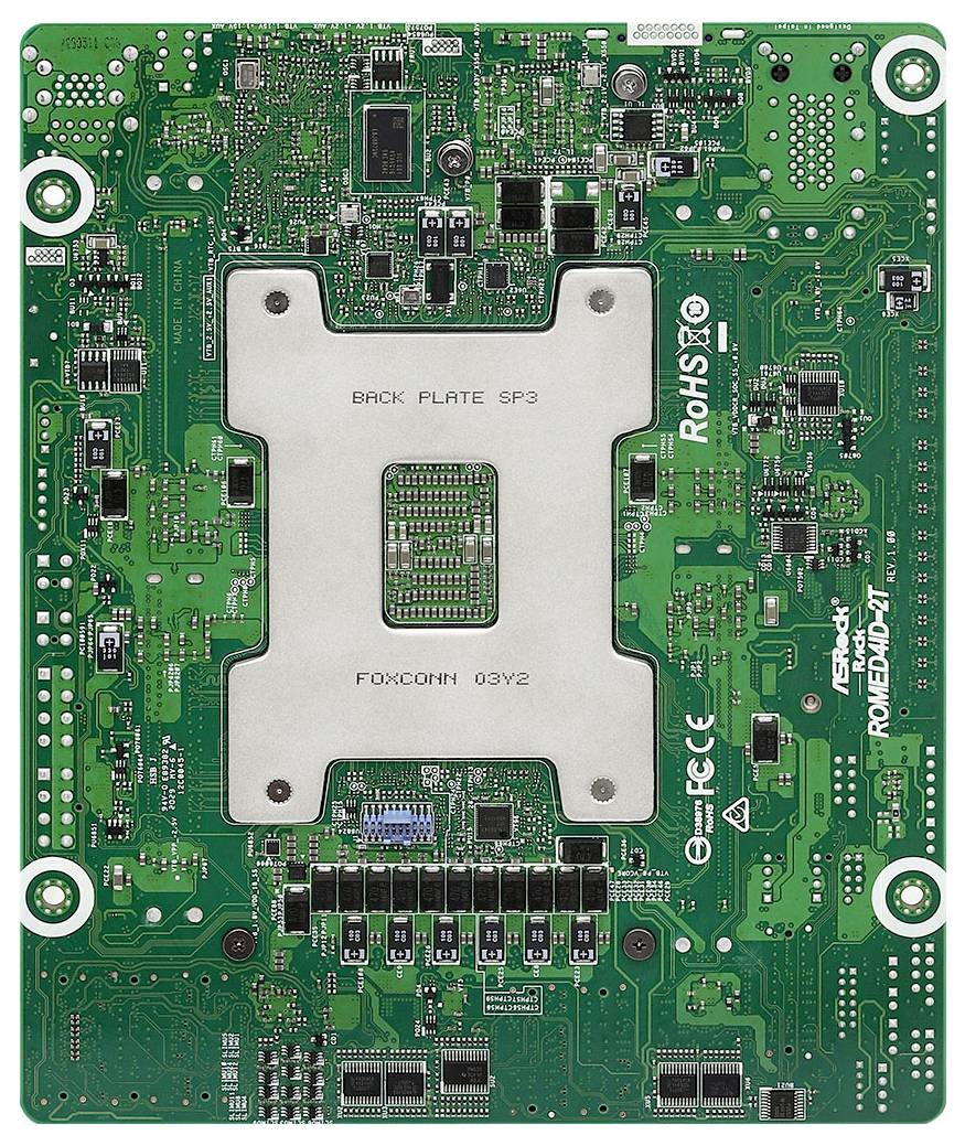 Grüne Computerplatine mit verschiedenen Schaltkreisen und Komponenten, mit einem zentralen silbernen Quadrat, das mit 
