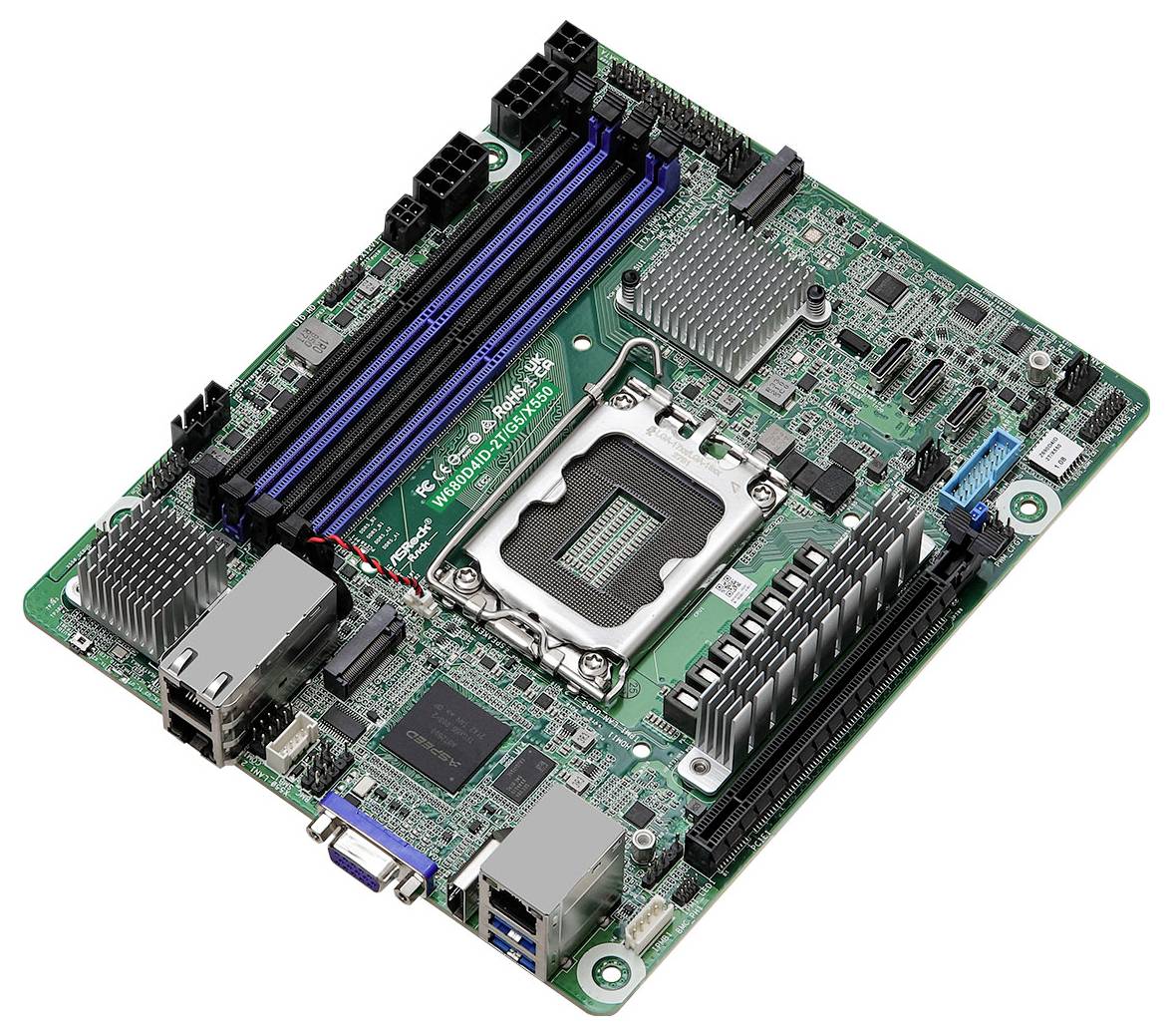 Eine grüne Computer-Hauptplatine mit mehreren Speichersteckplätzen, Anschlüssen und Schaltkreisen, mit einer auffälligen zentralen Prozessorsockel.