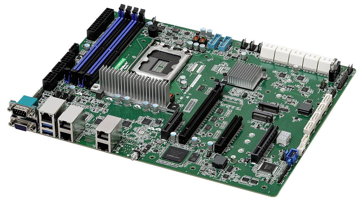 Eine Computerhauptplatine mit verschiedenen Steckplätzen, Anschlüssen und einem Kühlkörper, die für den Zusammenbau oder die Aufrüstung eines persönlichen Computersystems konzipiert ist.