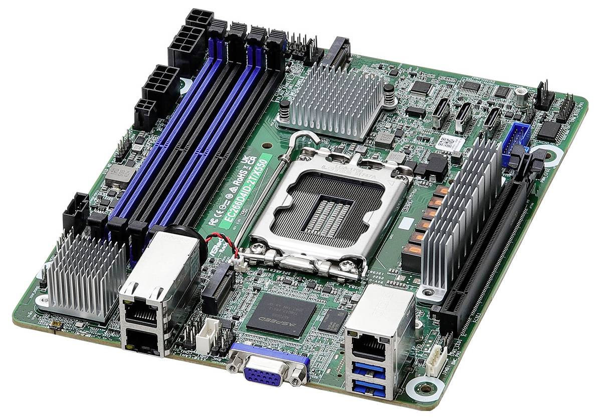 Eine Computergrundplatine mit verschiedenen Steckplätzen, Anschlüssen und Komponenten, einschließlich RAM-Steckplätzen, CPU-Sockel, Kühlkörpern und Verbindungsports.
