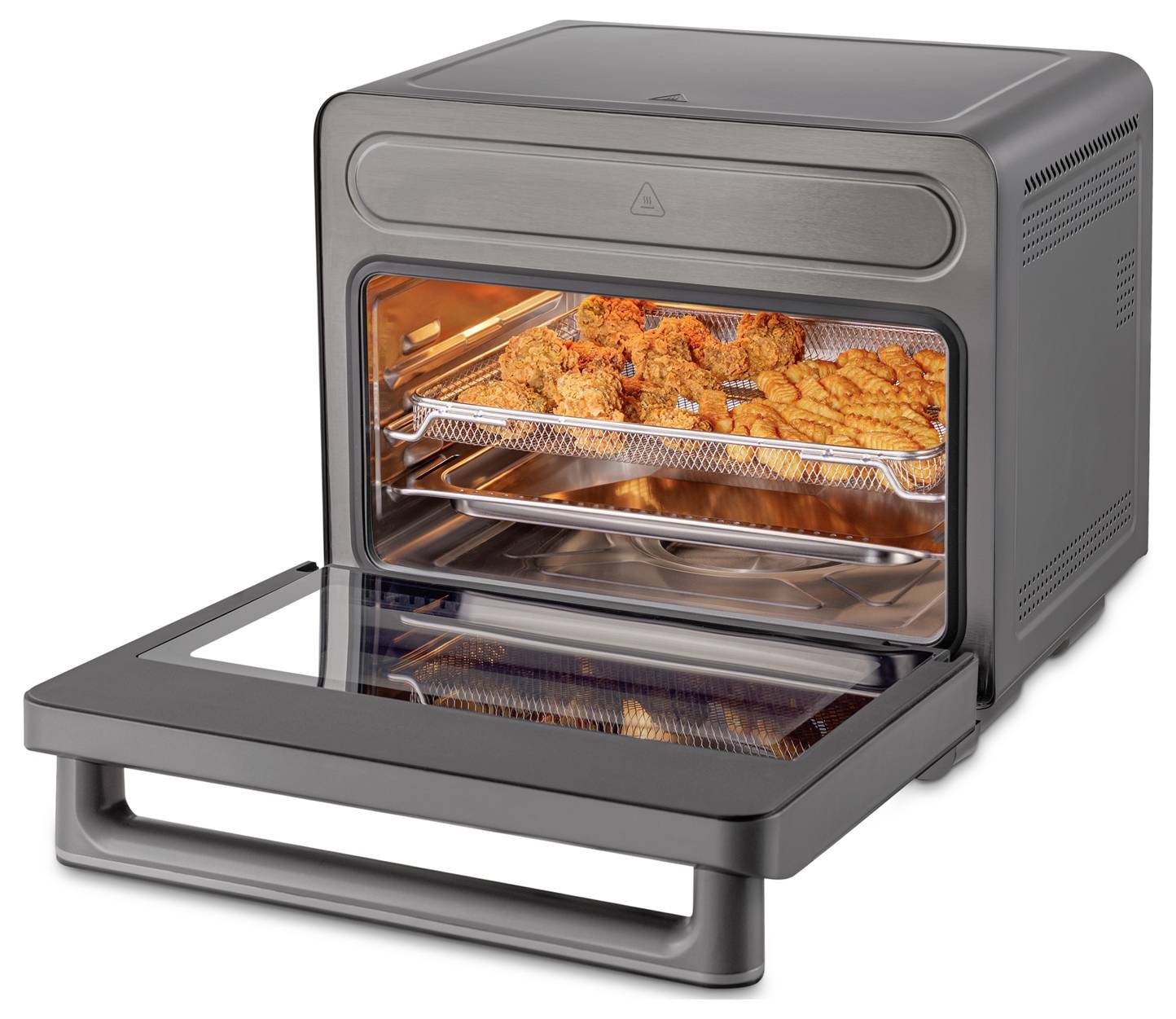 Ein Heißluftfritteuse mit geöffneter Tür, die zwei Bleche mit knusprigen frittierten Hühnerflügeln und -filetstücken im Inneren zeigt, wobei das Innenbeleuchtungslicht eingeschaltet ist.