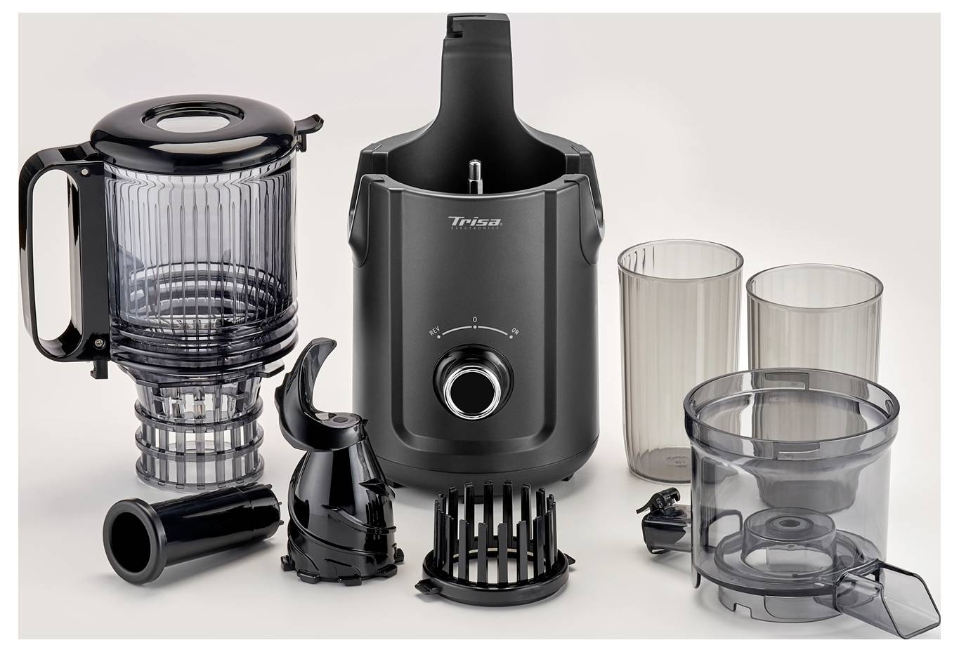 Mixer-Set mit einem motorisierten Sockel, Krug, zwei Tassen, Klingenaufsätzen und einer Verarbeitungsschüssel, auf neutralem Hintergrund angeordnet.