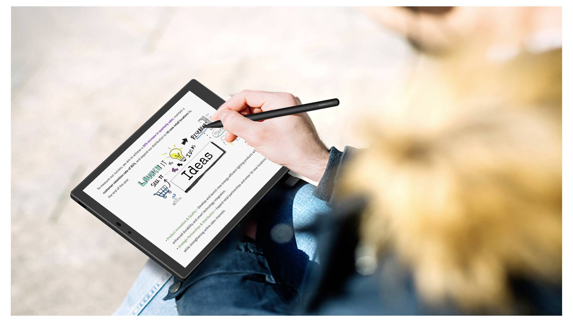 Eine Person schreibt mit einem Stylus auf einem digitalen Tablet und konzentriert sich dabei auf ein Dokument mit der Überschrift 