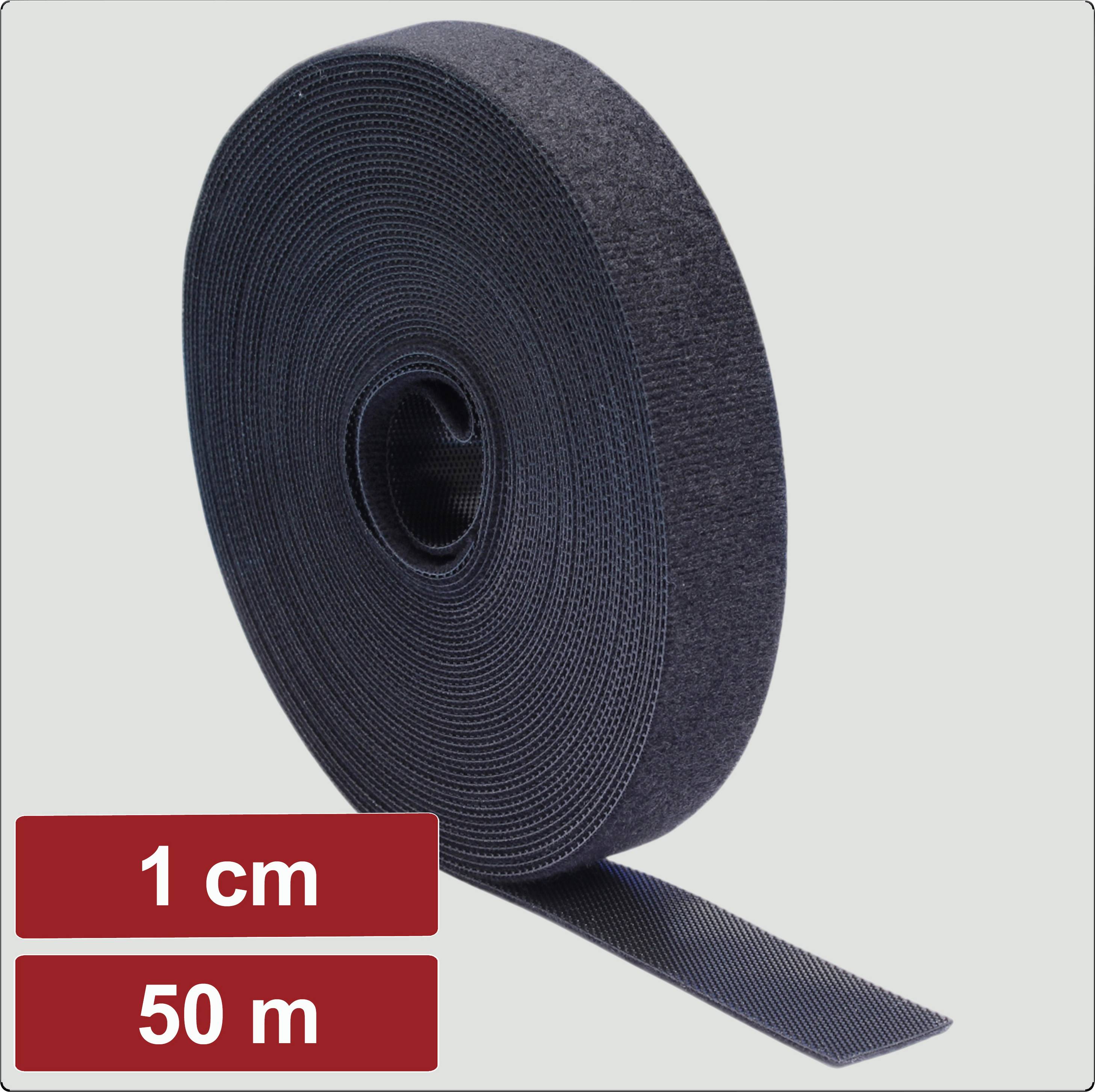 Eine Rolle schwarzen Klett-Verschlusses, 50 Meter lang und 1 Zentimeter breit, leicht abgerollt, auf einem hellen Hintergrund.