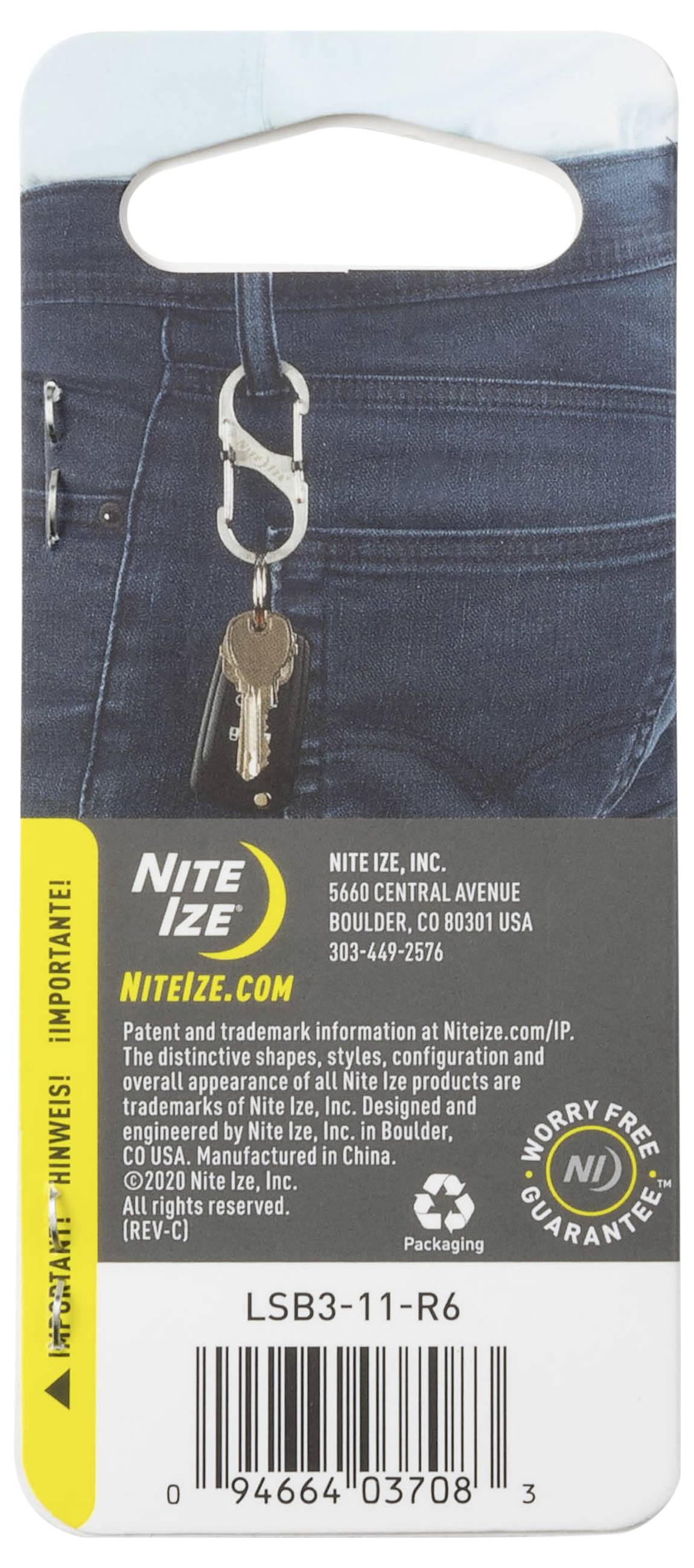 Schlüsselclip an der Jeanstasche angebracht für einfachen Zugang und Sicherheit. Die Nite Ize-Verpackung bietet eine sorgenfreie Garantie.