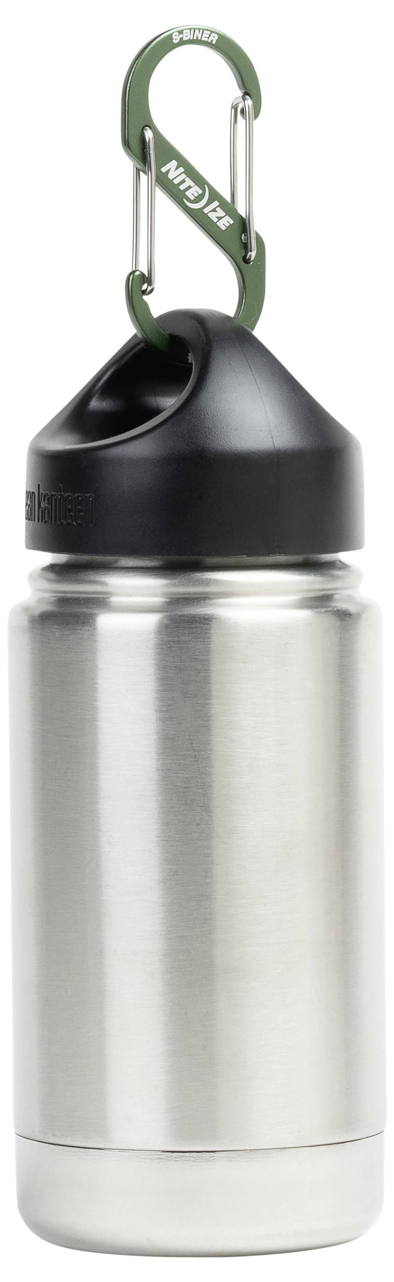 Eine Wasserflasche aus Edelstahl mit einem schwarzen Deckel und einem angebrachten grünen Karabiner, geeignet für Reisen und Outdoor-Aktivitäten.