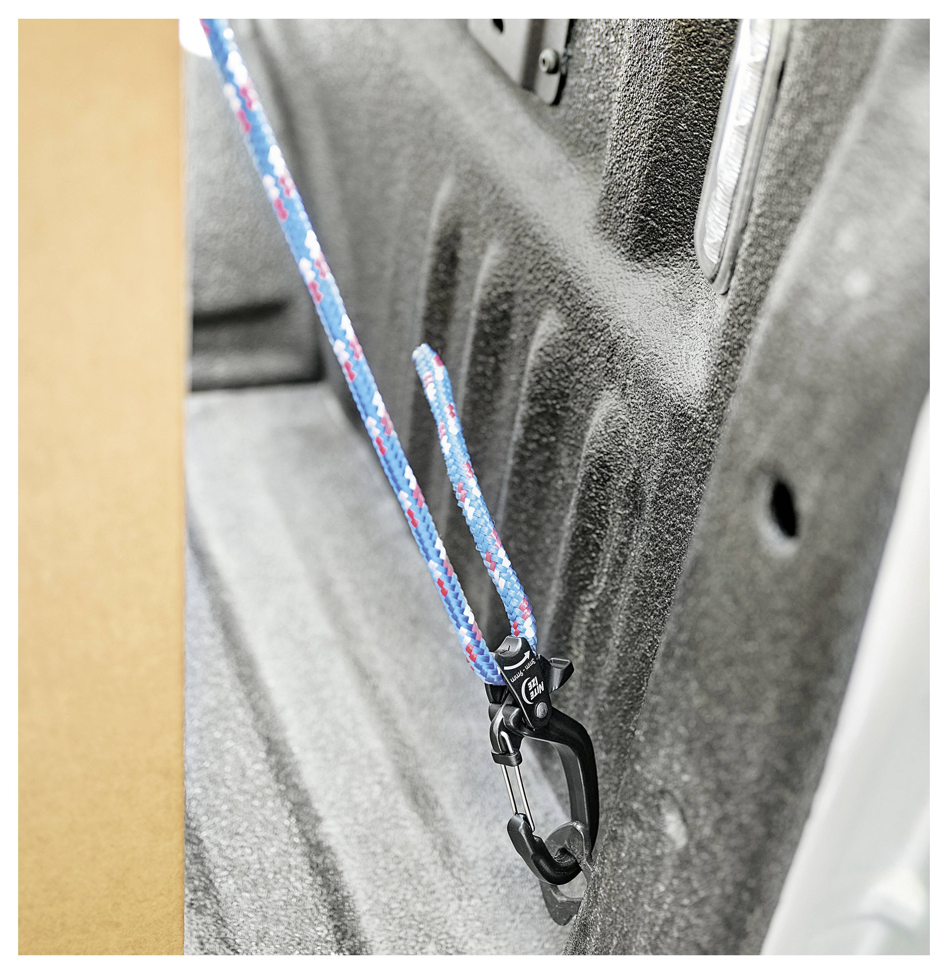 Eine Spanngummischnur, die mit einem Haken im Inneren eines Autos befestigt ist. Der Hintergrund zeigt eine strukturierte Fahrzeugoberfläche und deutet auf eine Verwendung zur Fahrzeugaufbewahrung hin.