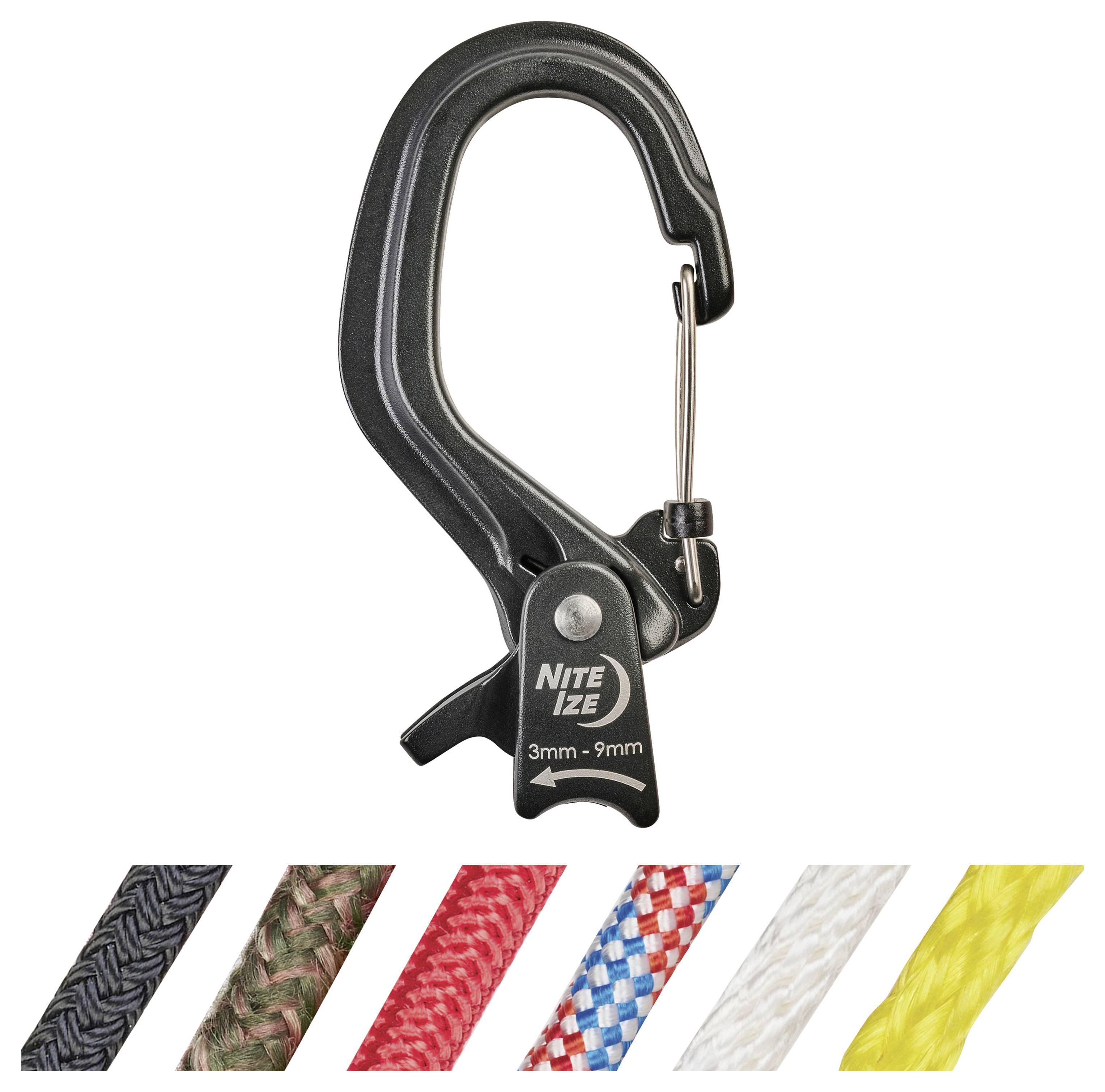 Ein schwarzer Karabiner mit der Beschriftung 