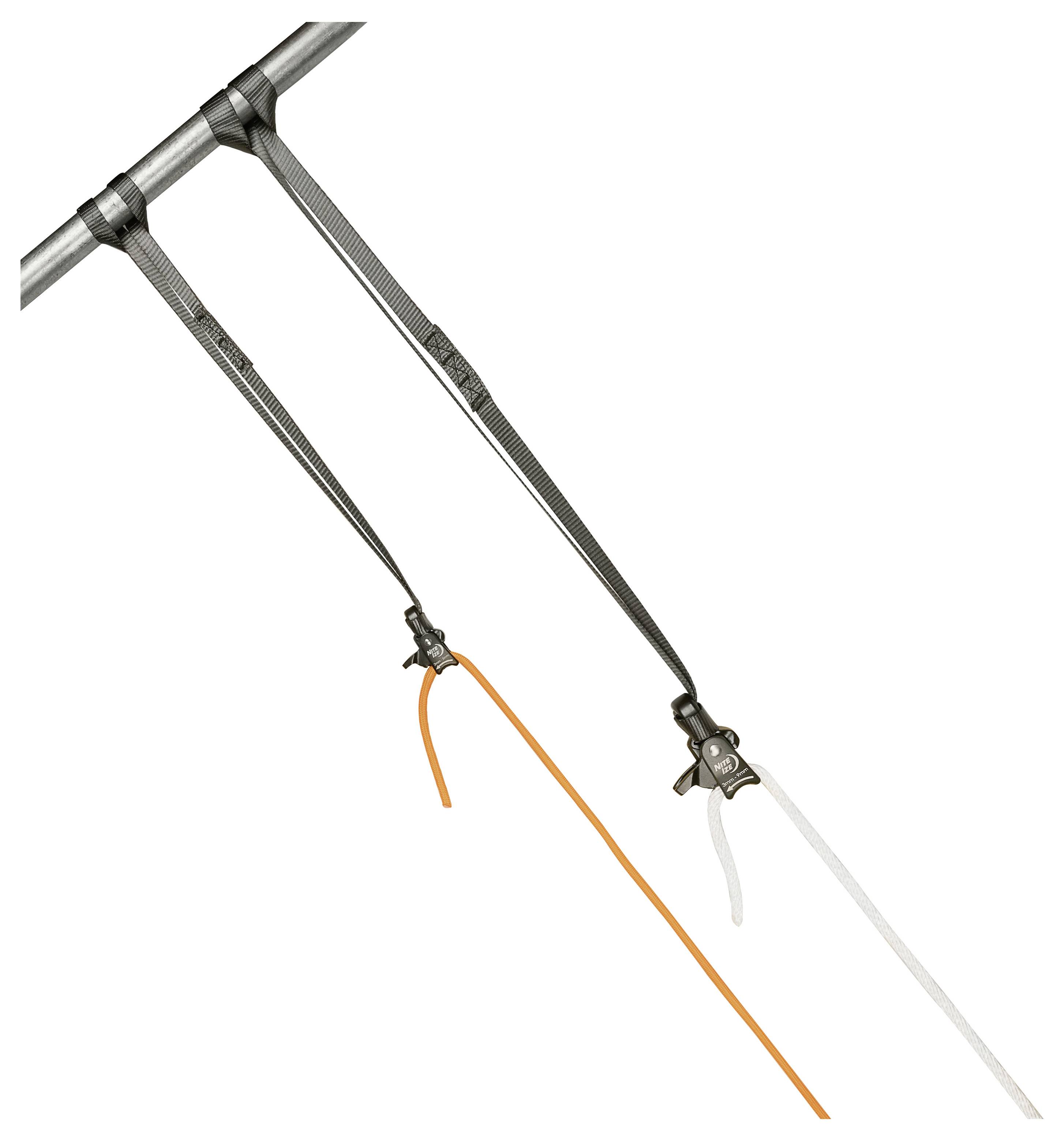 Zwei industrielle Spannschlösser mit Haken, die an einer Metallstange befestigt sind und orangefarbene und weiße Linien aufweisen, die an den Haken angeschlossen sind und zur Spannungsregulierung dienen.