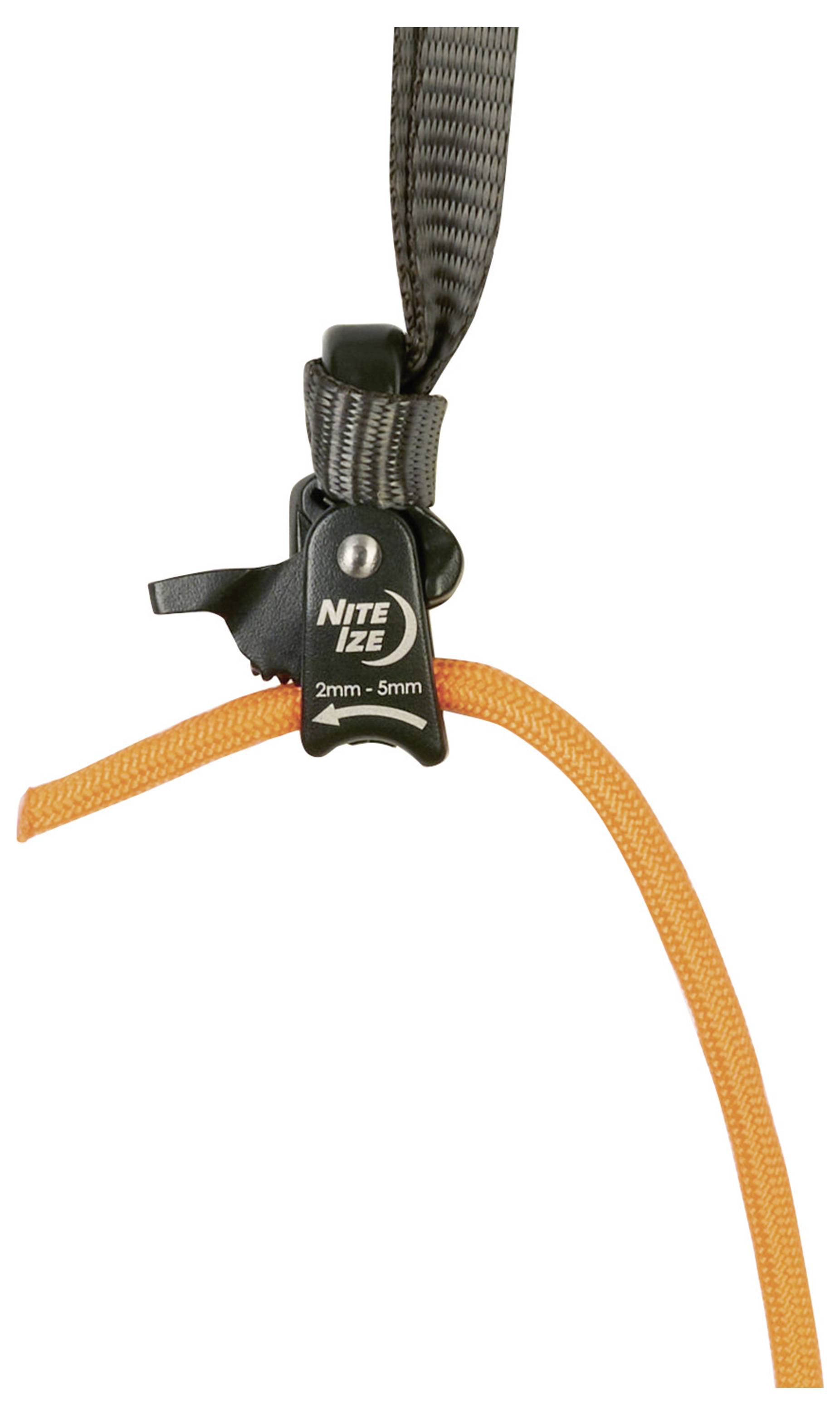 Eine orange Schnur ist durch einen schwarzen Nite Ize Seilspanner gesichert, der vertikal hängt und ein einfaches Knotensystem zeigt.