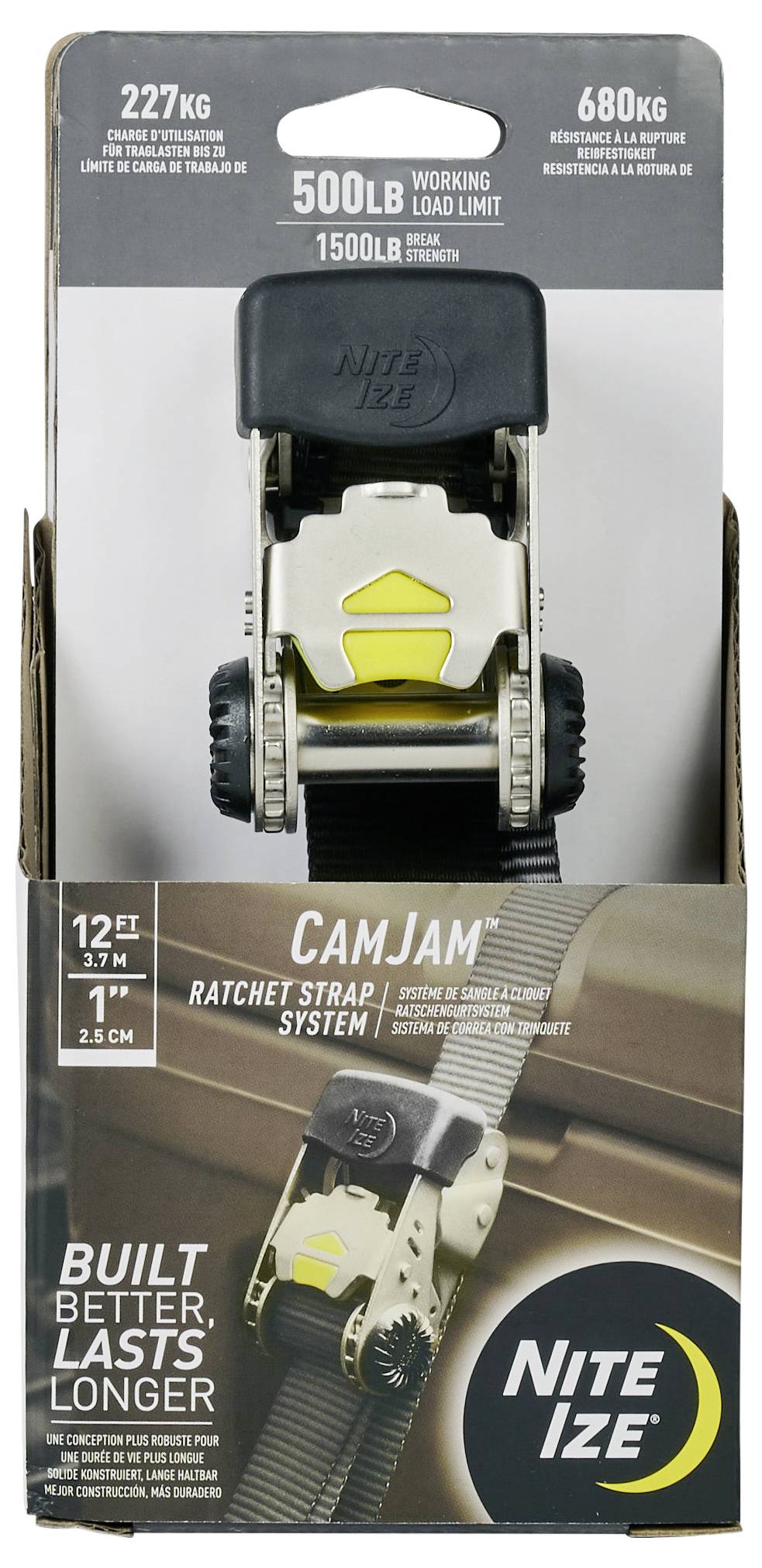 Nite Ize CamJam Zurrgurt-Verpackung mit einem gesicherten Gurt an einer Schiene. Eigenschaften: 500 LB/227 kg Arbeitslast, 1500 LB/680 kg Bruchfestigkeit, 12 Fuß Länge.
