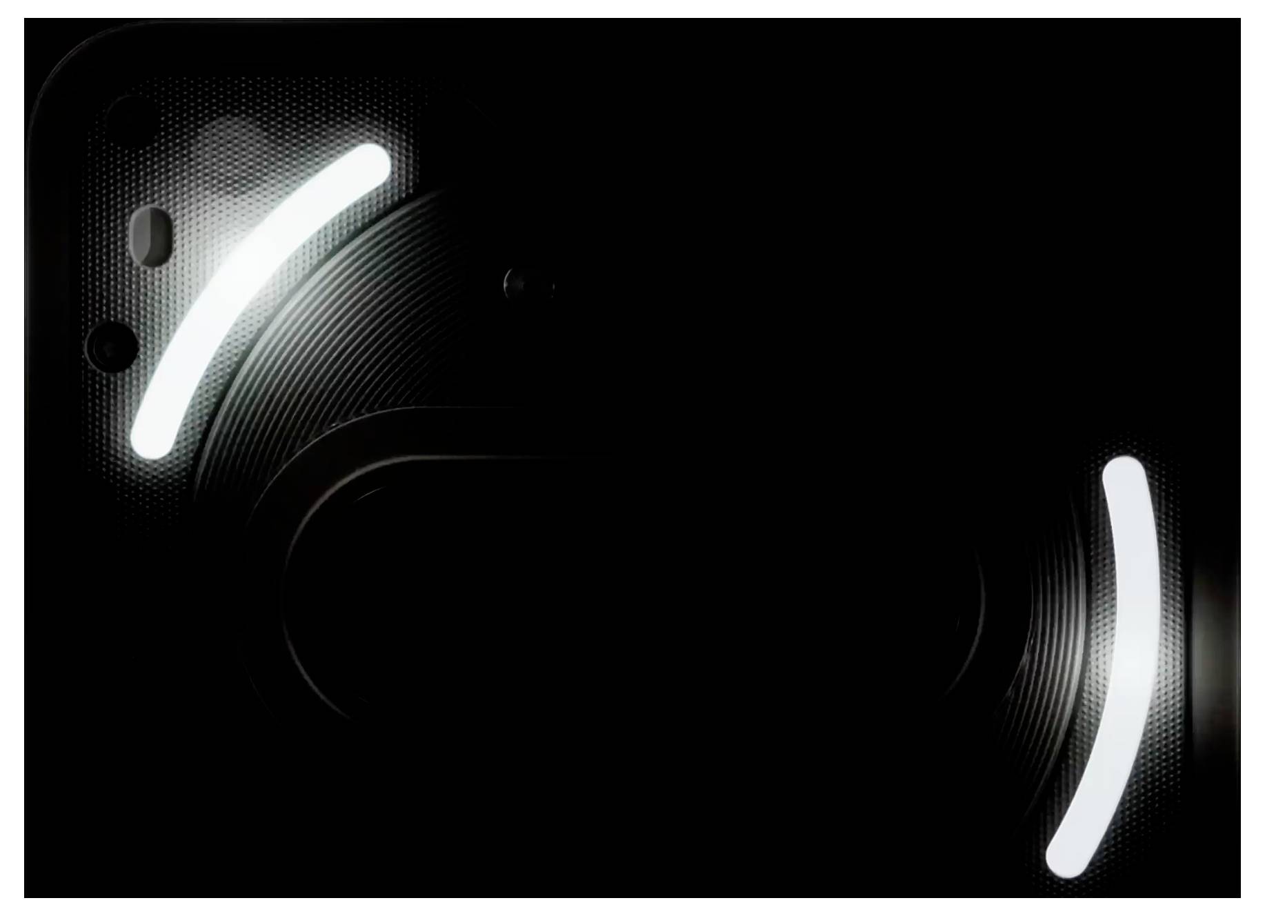 Ein Smartphone mit zwei bogenförmigen LED-Lichtern auf der Rückseite, die vor einem dunklen Hintergrund beleuchtet sind und die Kamera sowie das elegante Design hervorheben.