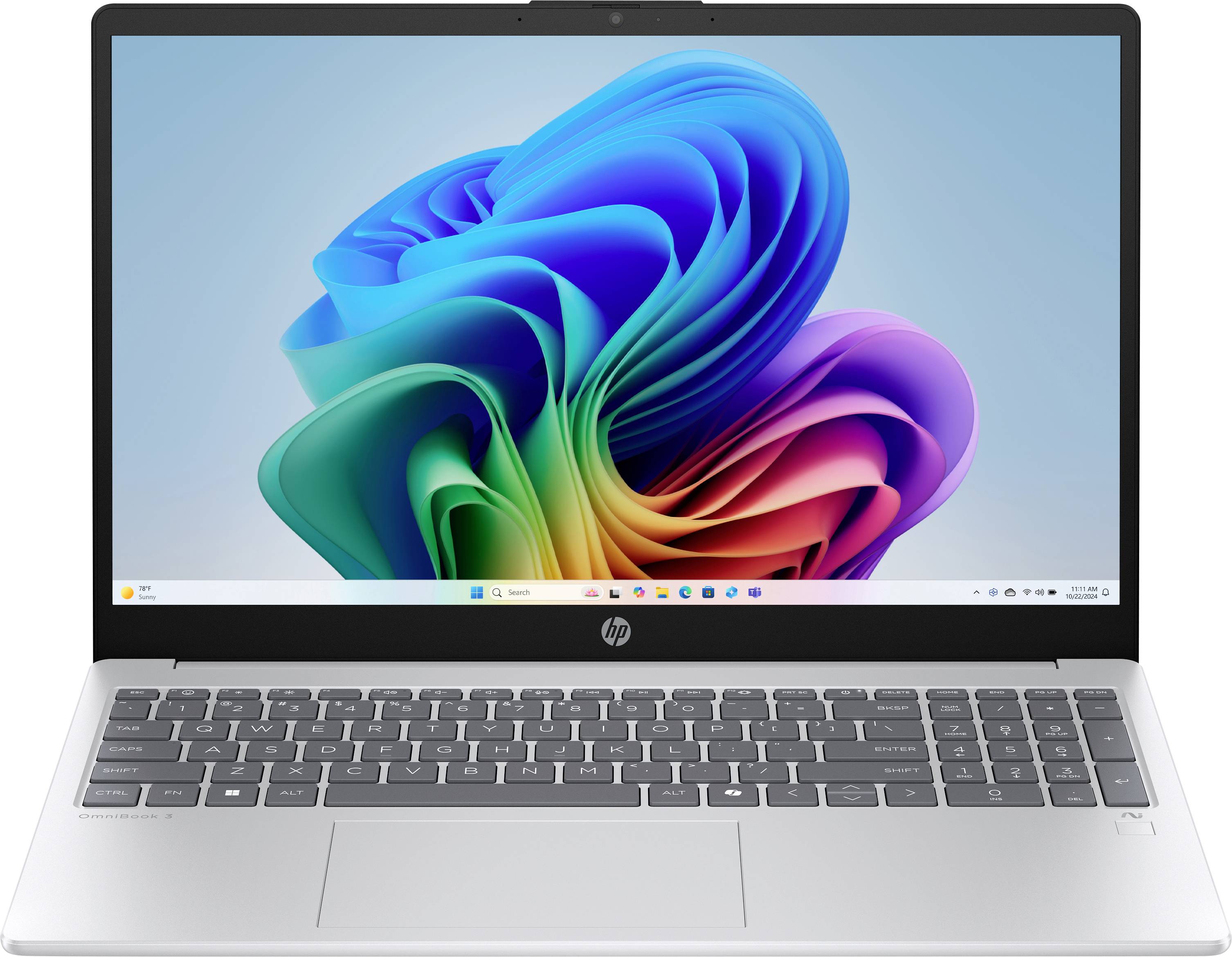 Ein silberner Laptop, der ein buntes abstraktes Muster auf dem Bildschirm zeigt, auf einem hellen Hintergrund platziert.