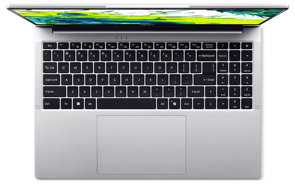 Ein silberner Laptop mit hintergrundbeleuchteter Tastatur und einem grün gestalteten Bildschirm, von oben betrachtet. Die Tastatur enthält einen Nummernblock auf der rechten Seite.