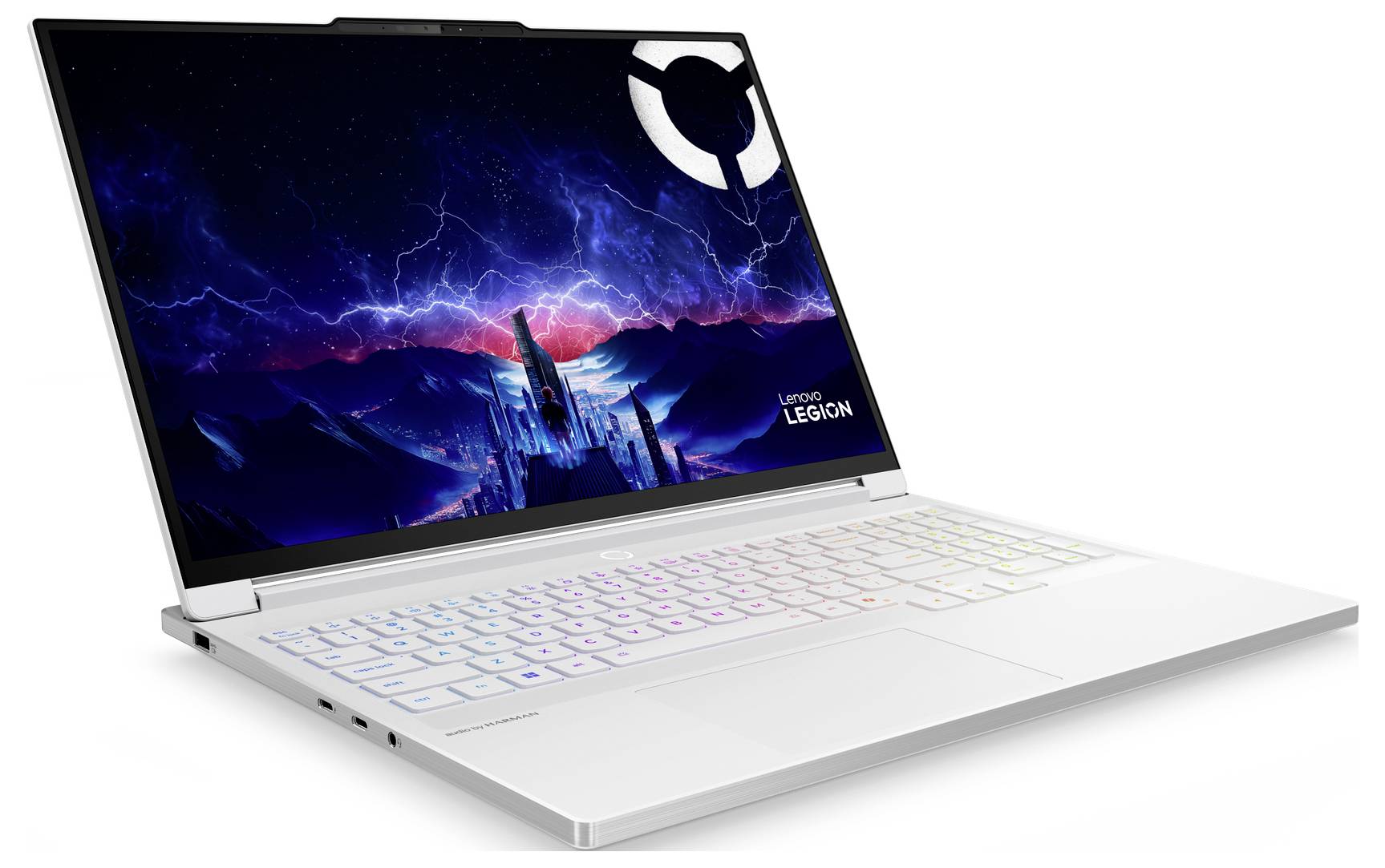 Ein schlankes weißes Gaming-Laptop mit einer beleuchteten Tastatur und einem leuchtenden Blitz- und Burgenhintergrund auf dem Bildschirm.