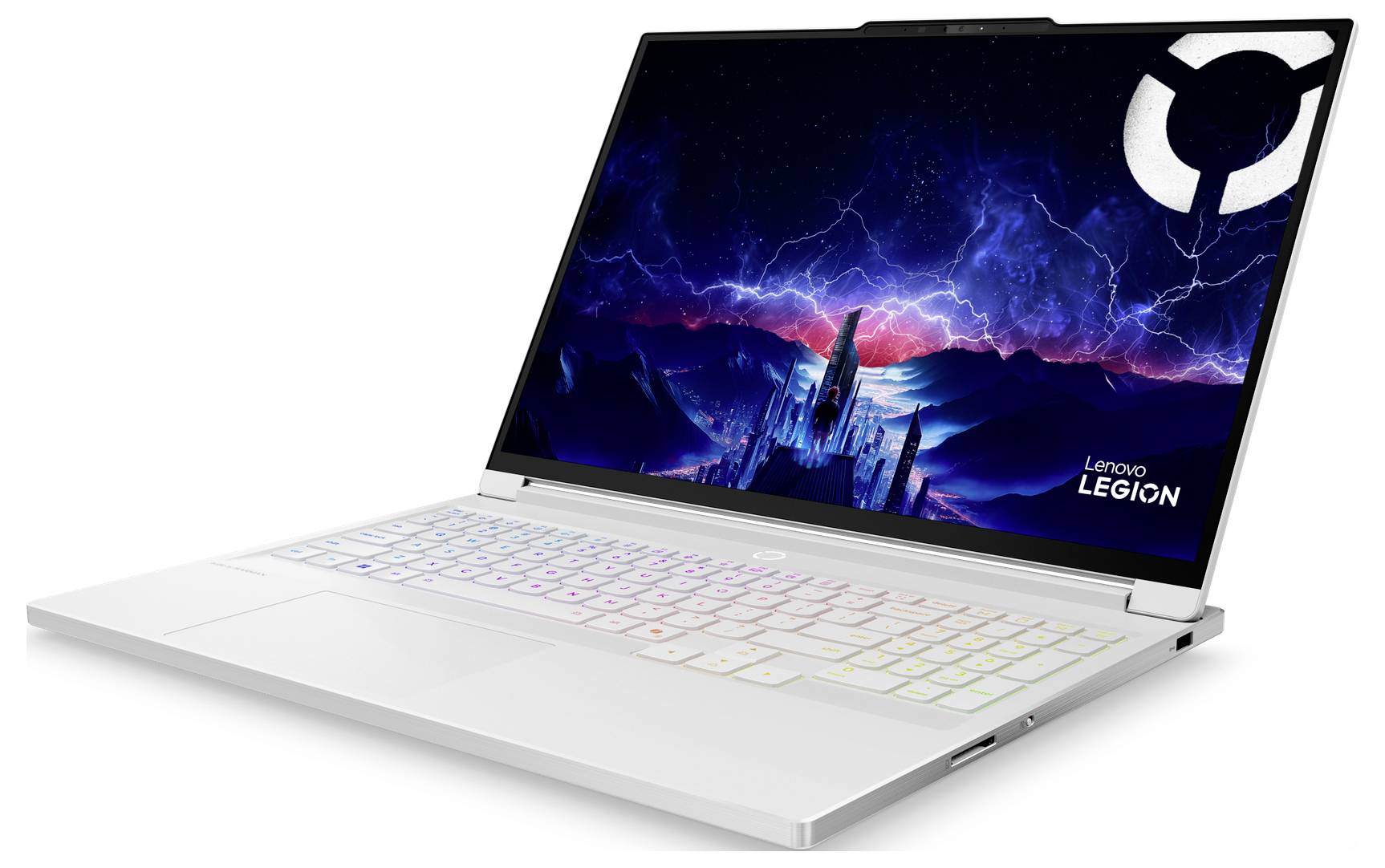 Ein schlankes weißes Lenovo Legion Laptop mit einer farbenfrohen beleuchteten Tastatur und einem lebendigen Bildschirm, der eine futuristische Stadtlandschaft und Blitze am Himmel zeigt.