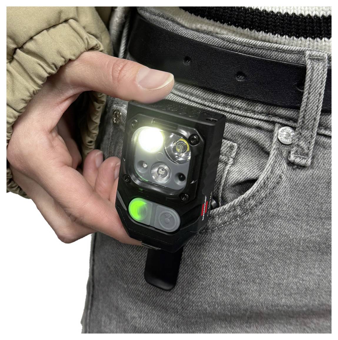 Eine Person befestigt eine kompakte Taschenlampe mit mehreren Lichtmodi an der Tasche ihrer Jeans mit einer Klammer und zeigt dabei die einfache Transportierbarkeit.