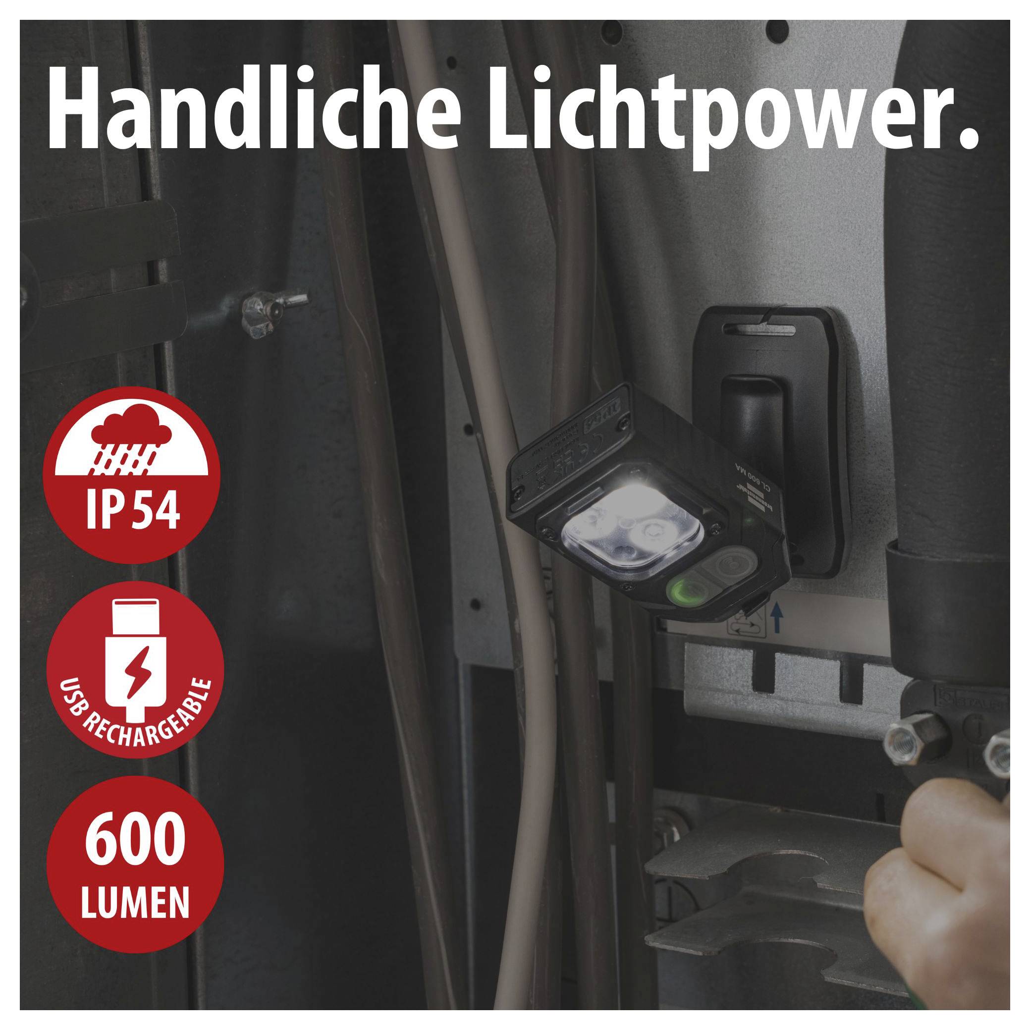 Werbetext 'Handliche Lichtpower.' zeigt eine kompakte, USB-aufladbare Arbeitsleuchte mit IP54-Schutz und 600 Lumen im Einsatz an einer Maschine.