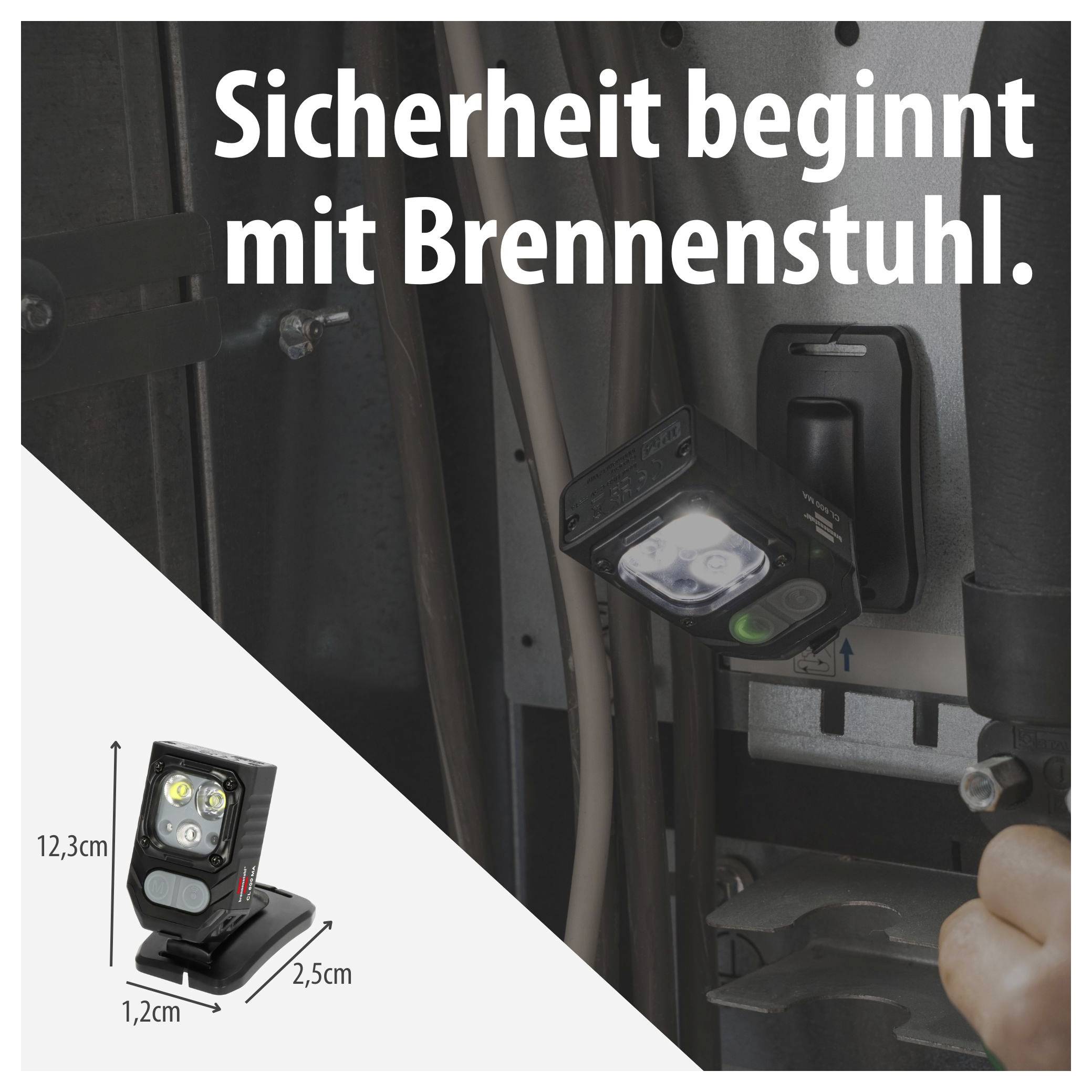 Werbeabbildung einer kleinen Arbeitsleuchte von Brennenstuhl an einer Maschine; Text: 'Sicherheit beginnt mit Brennenstuhl.' und Produktmaße 12,3 cm, 1,2 cm, 2,5 cm.