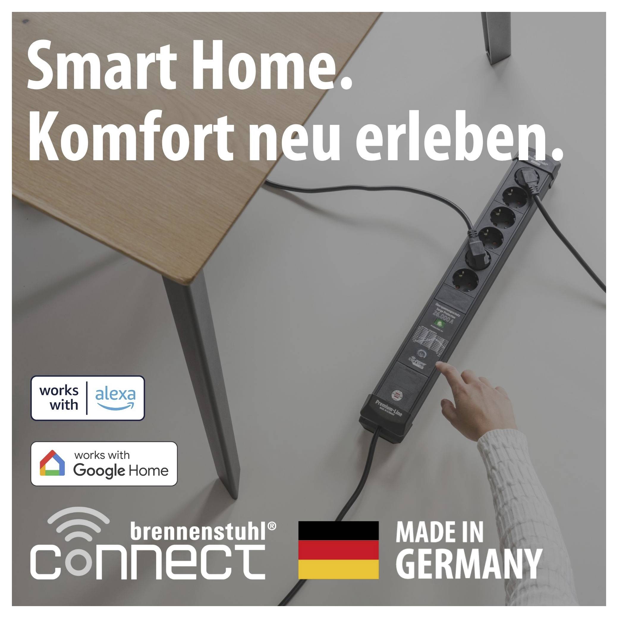 Werbung für smarte Steckdosenleiste: Hand bedient eine Mehrfachsteckdose am Boden, mit Text 'Smart Home. Komfort neu erleben.' und Logos für Alexa, Google Home, brennenstuhl connect, Made in Germany.