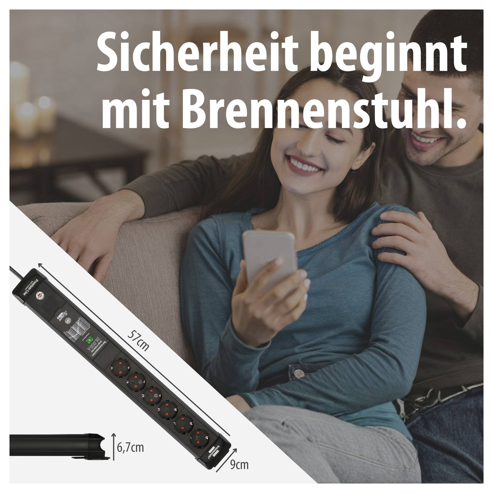 Werbebild für Brennenstuhl-Steckdosenleiste mit Paar auf dem Sofa; Slogan: 'Sicherheit beginnt mit Brennenstuhl.'; unten Produktabbildung mit Maßen 57 cm, 6,7 cm und 9 cm.