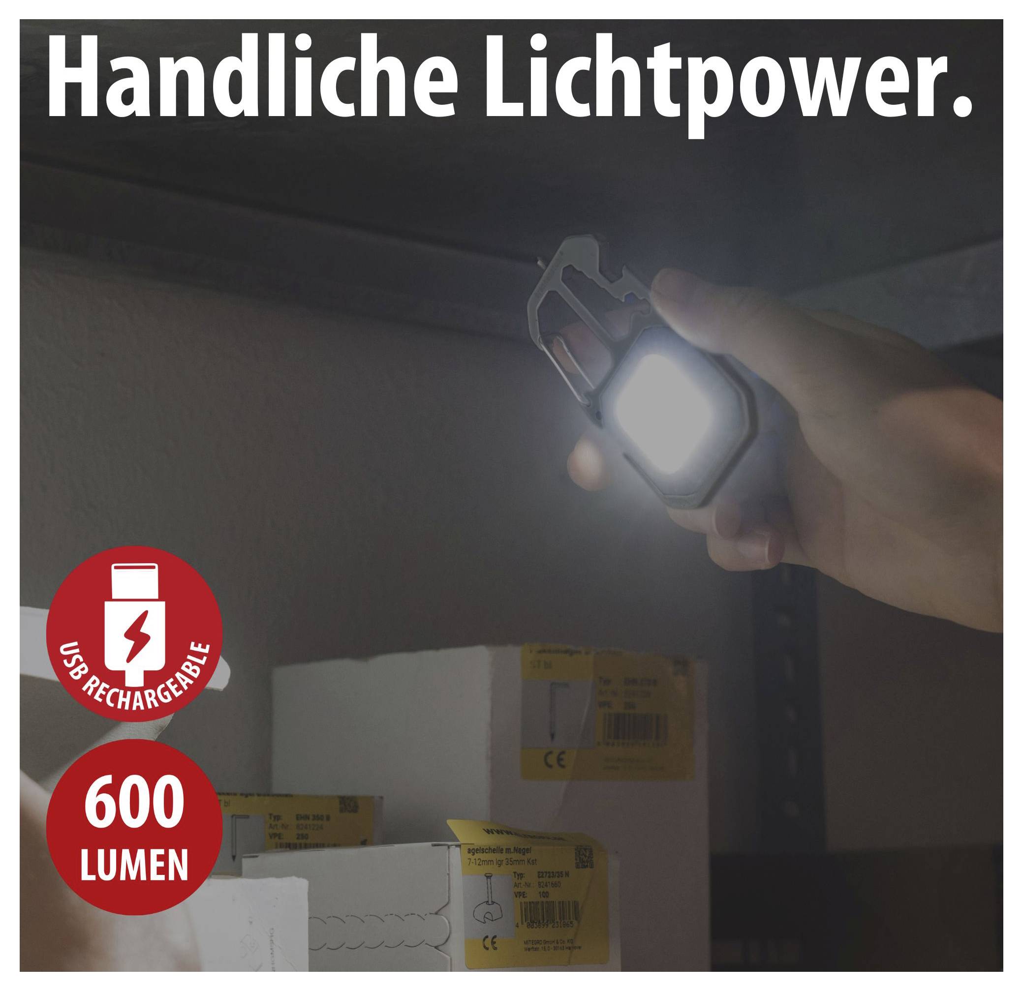 Werbung für eine handliche LED-Lichtpower: Hand hält eine kleine Lampe beim Beleuchten von Kartons; Text 'Handliche Lichtpower.', 'USB rechargeable', '600 lumen'.