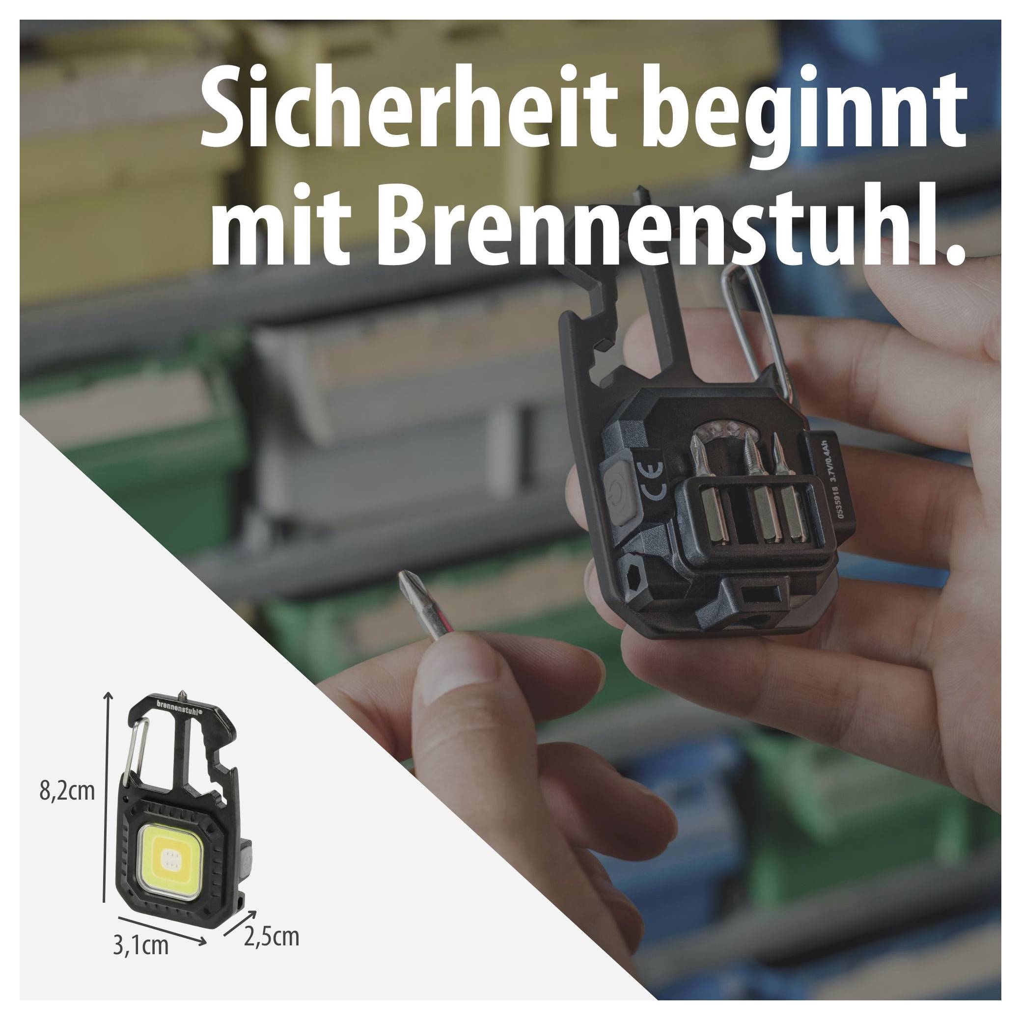 Werbung für einen Brennenstuhl-Arbeitsstrahler; Hand hält das Gerät, Text 'Sicherheit beginnt mit Brennenstuhl.', unten Produktmaße 8,2 cm, 3,1 cm, 2,5 cm.