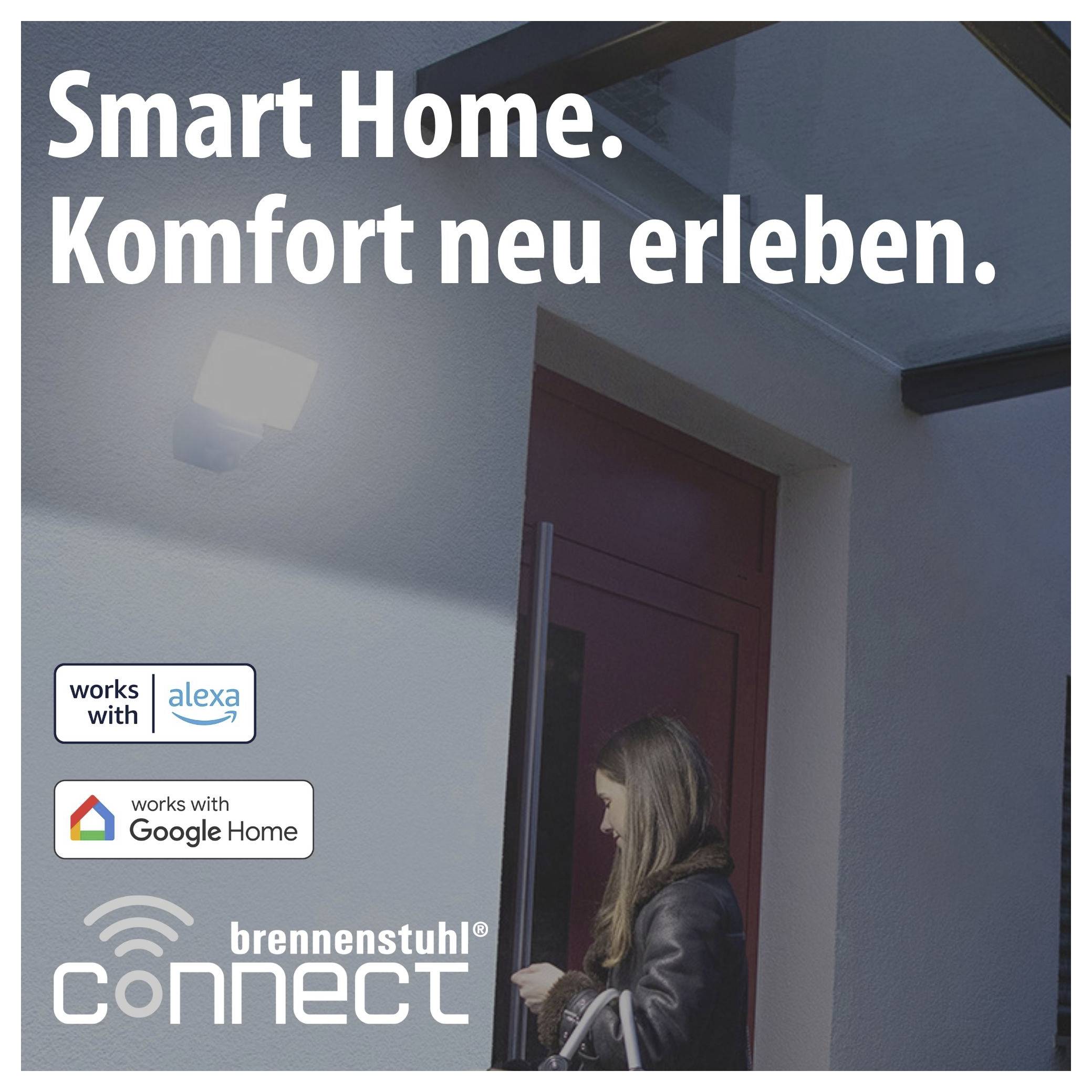 Werbebanner für Smart Home: Frau am Hauseingang, Slogan 'Smart Home. Komfort neu erleben.', Logos für Alexa, Google Home und brennenstuhl connect.