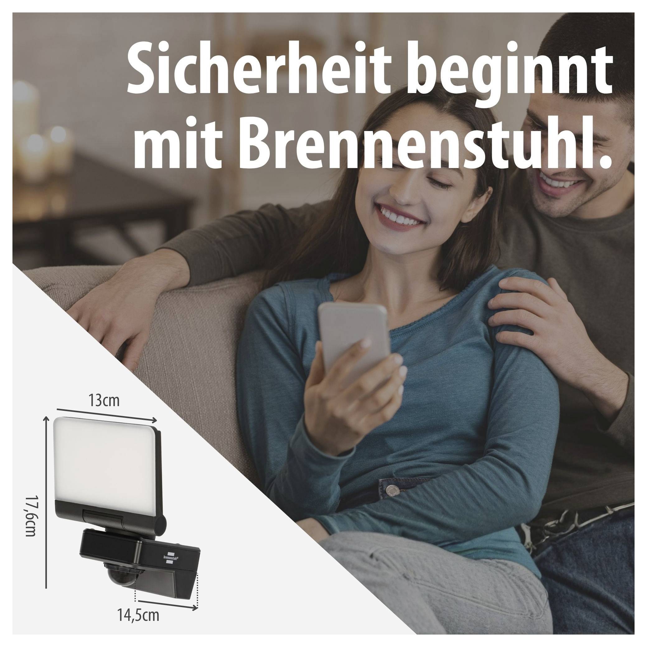 Werbebild für Brennenstuhl: Paar auf dem Sofa mit Smartphone; links eine LED-Leuchte mit Maßangaben 13 cm, 17,6 cm und 14,5 cm.