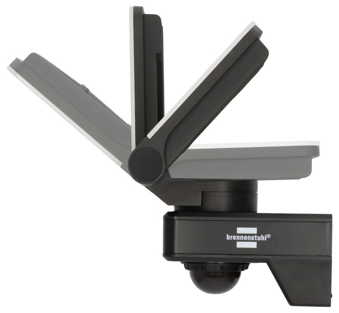 Eine Nahaufnahme eines schwarzen und grauen Außen-Flutlichtstrahlers mit verstellbarem Kopf und Bewegungssensor, an einer Wand montiert.