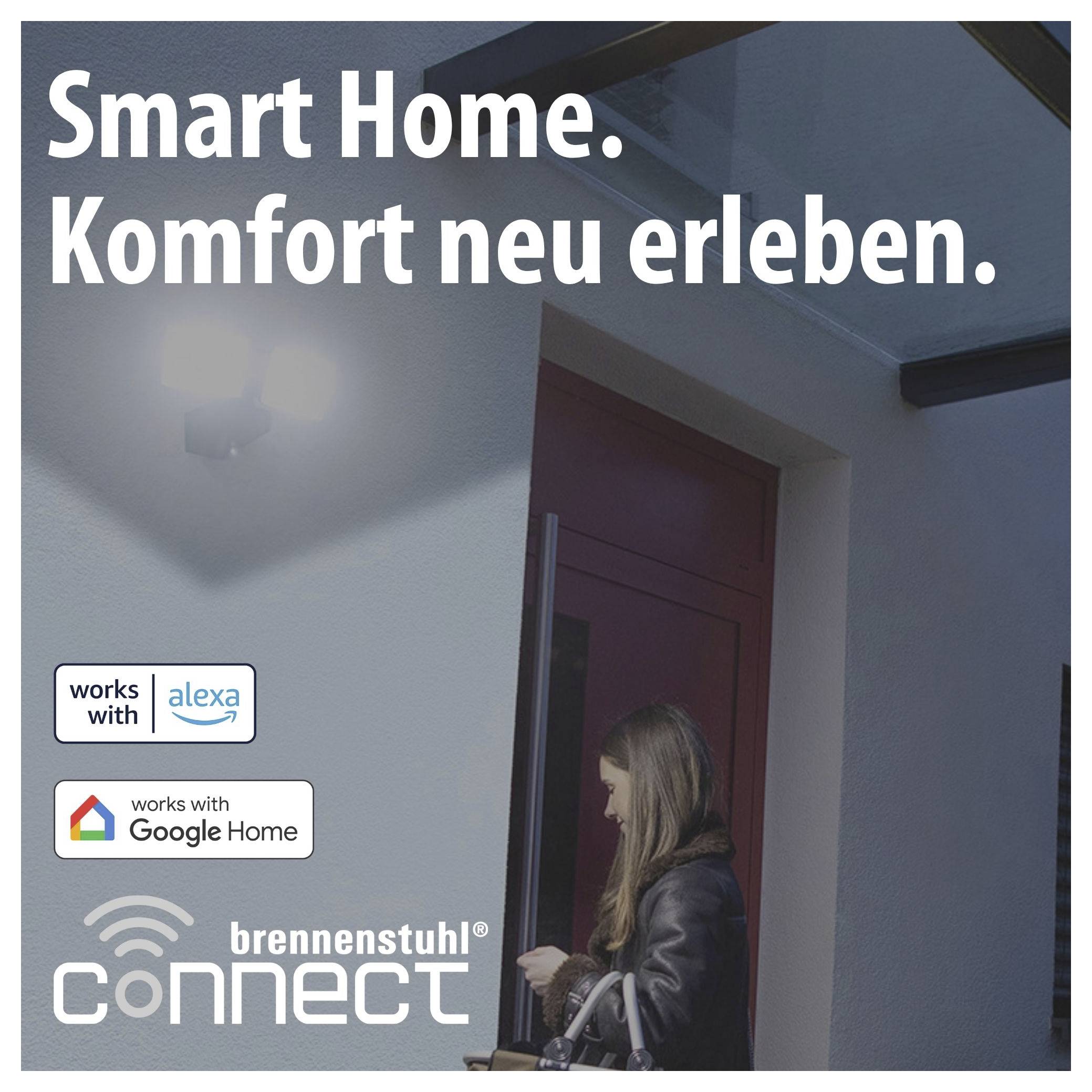 Werbeplakat für Smart Home: Frau öffnet eine Tür im Haus; Text 'Smart Home. Komfort neu erleben.' sowie Logos für Alexa, Google Home und brennenstuhl connect.