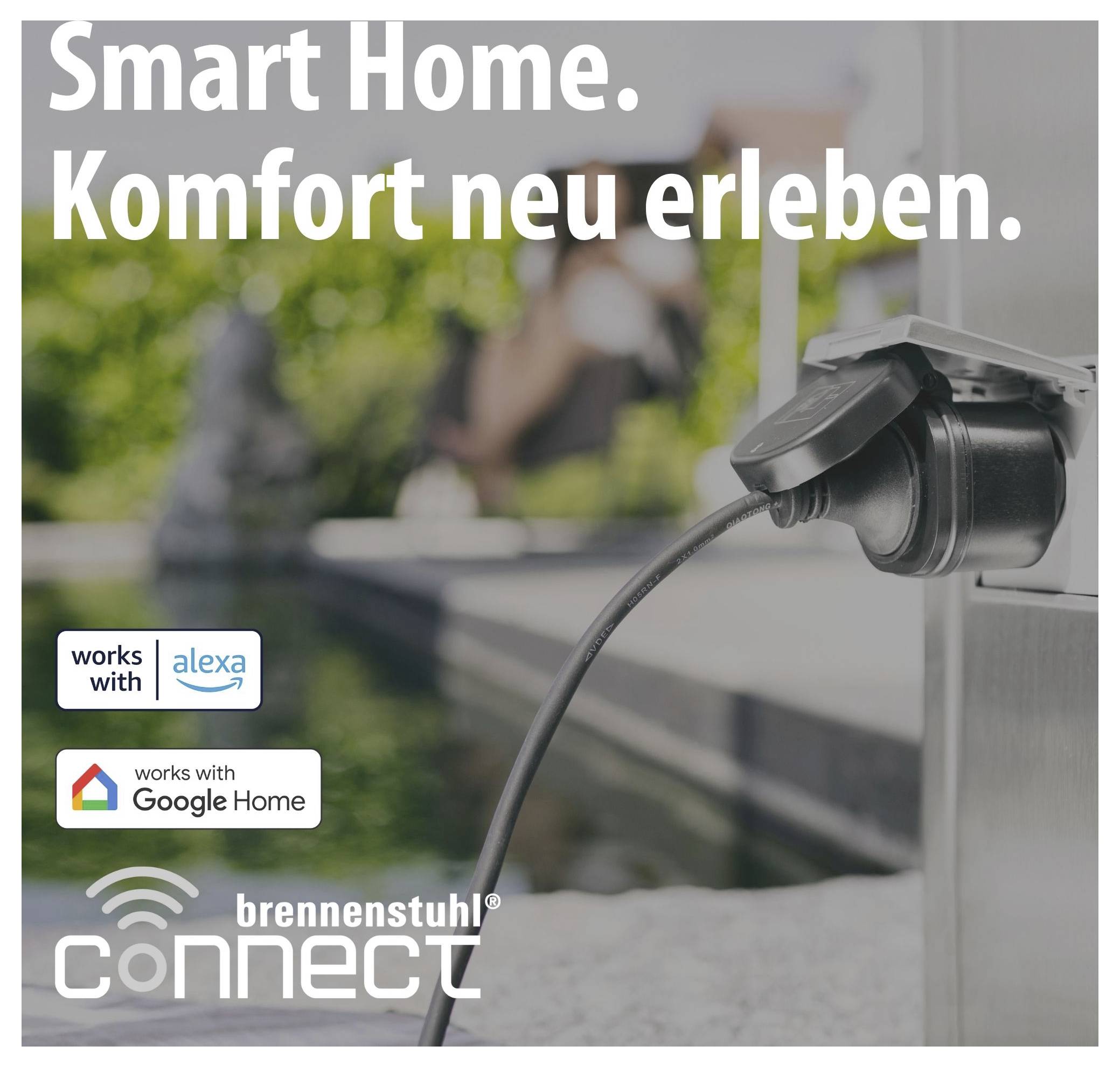 Werbebild für Smart Home: Steckdose mit eingestecktem Stecker, Text 'Smart Home. Komfort neu erleben.', Logos für Alexa und Google Home sowie 'brennenstuhl connect'.