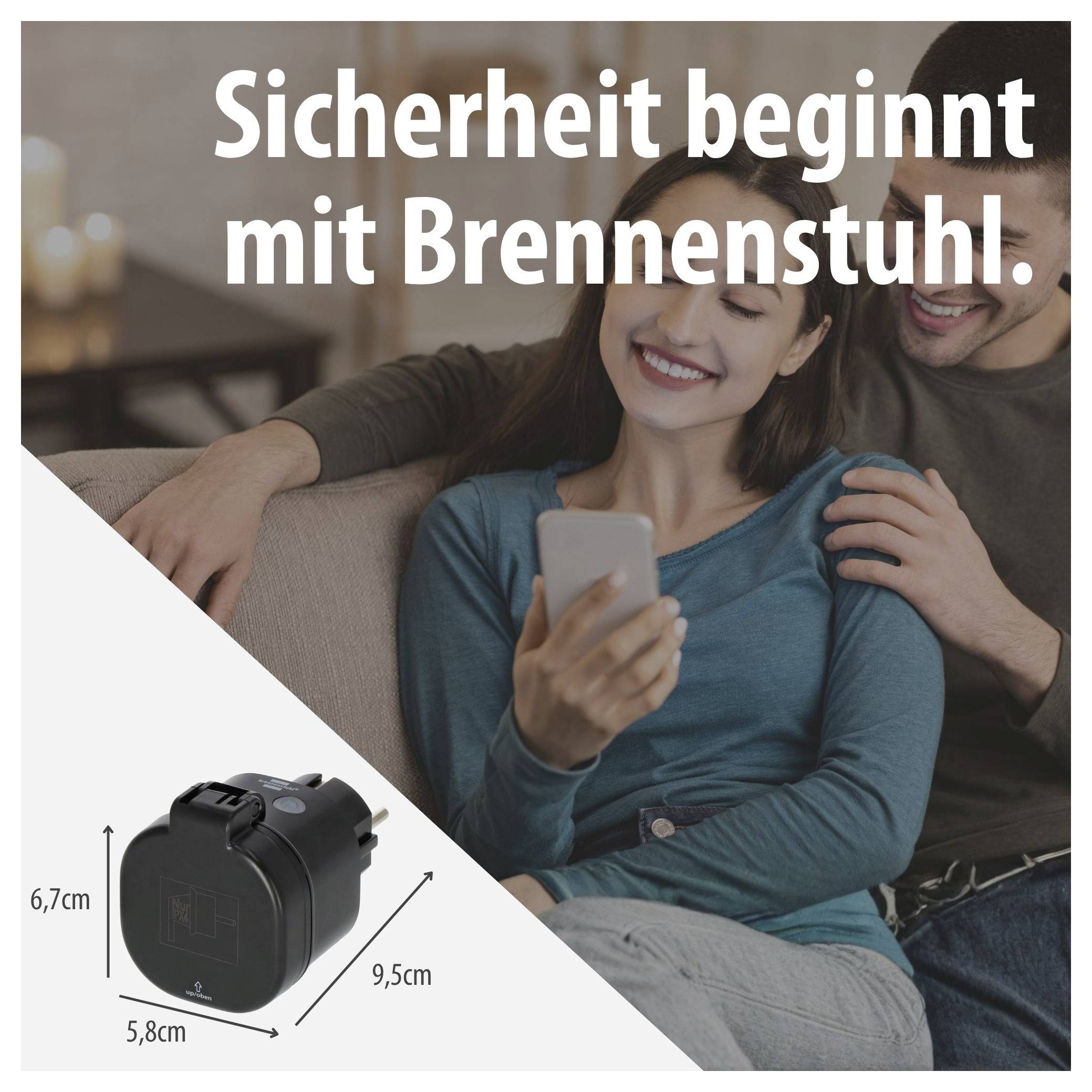 Werbung für einen Brennenstuhl-Adapter: lächelndes Paar auf dem Sofa mit Smartphone, dazu Produktabbildung und Maße 6,7 x 5,8 x 9,5 cm.