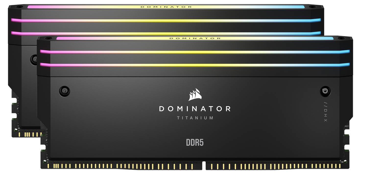Zwei Corsair Dominator Titanium DDR5 RAM-Riegel mit RGB-Beleuchtung an der Oberseite, die Markenlogo und Speichertyp zeigen, horizontal ausgerichtet.