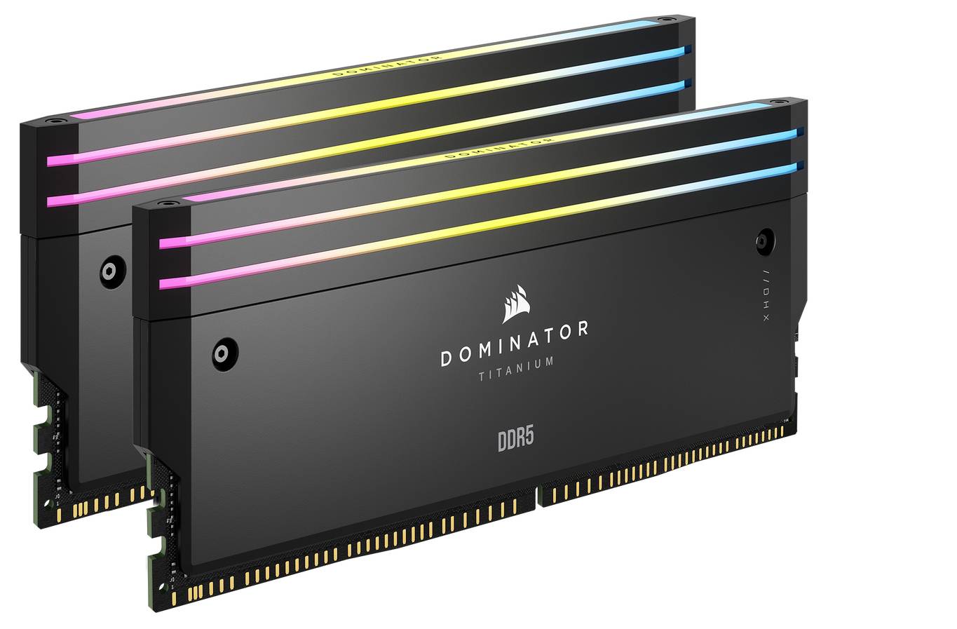 Zwei Corsair Dominator Titanium DDR5 RAM-Riegel mit RGB-Beleuchtung, die ein schlankes Design und hohe Leistungsfähigkeiten unterstreichen.