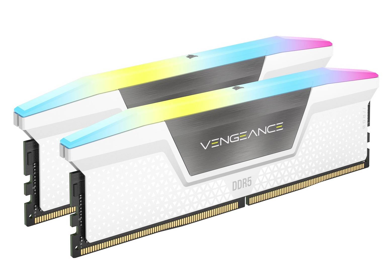 Zwei Vengeance DDR5 RAM-Riegel mit weißer Gehäusung, ausgestattet mit einem mehrfarbigen LED-Lichtstreifen entlang der Oberkante, nebeneinander platziert.