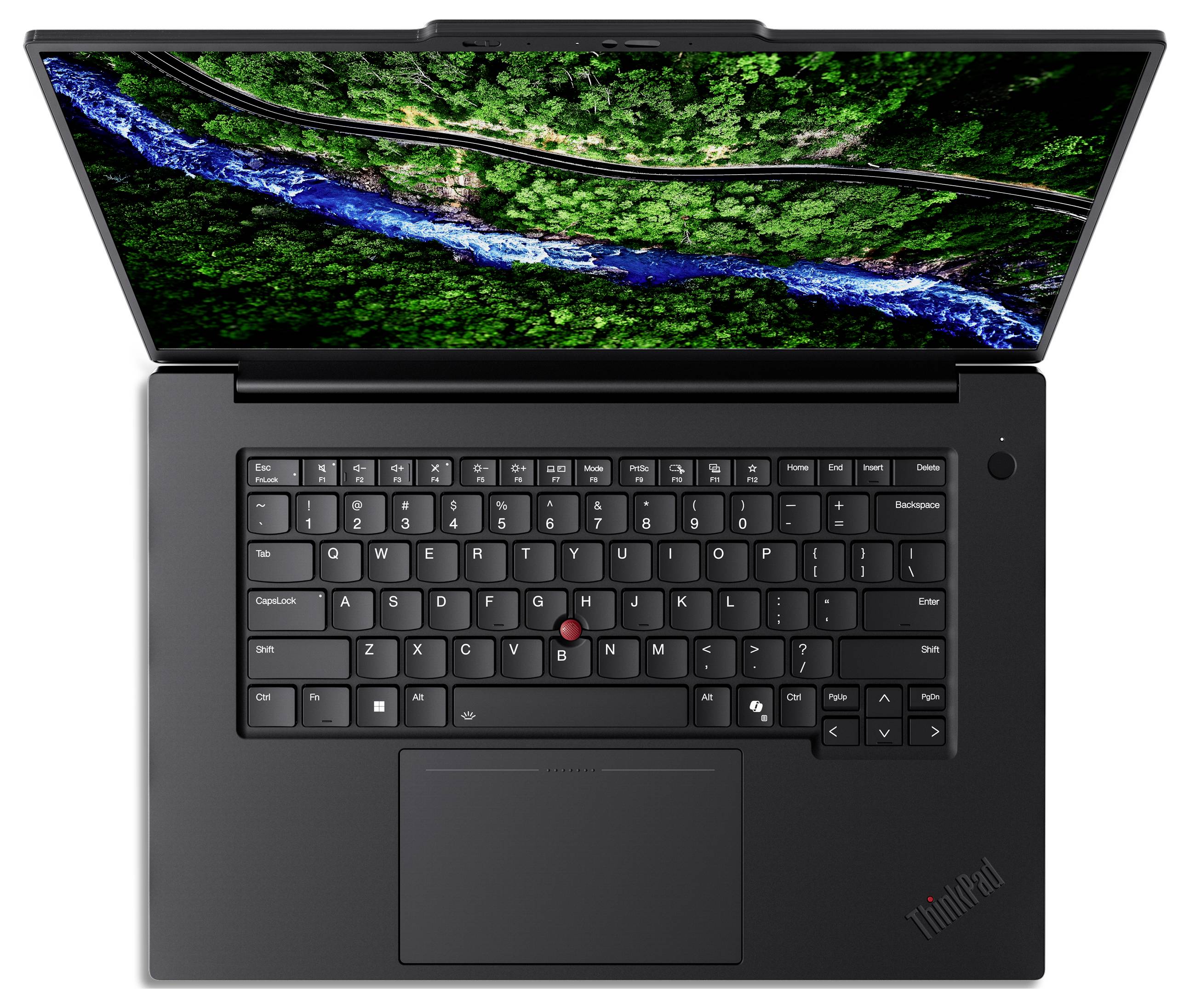 Ein schwarzer Laptop, geöffnet, um Tastatur und Touchpad zu zeigen, mit einem lebendigen Bildschirm, der einen Fluss durch einen grünen Wald schneiden lässt.