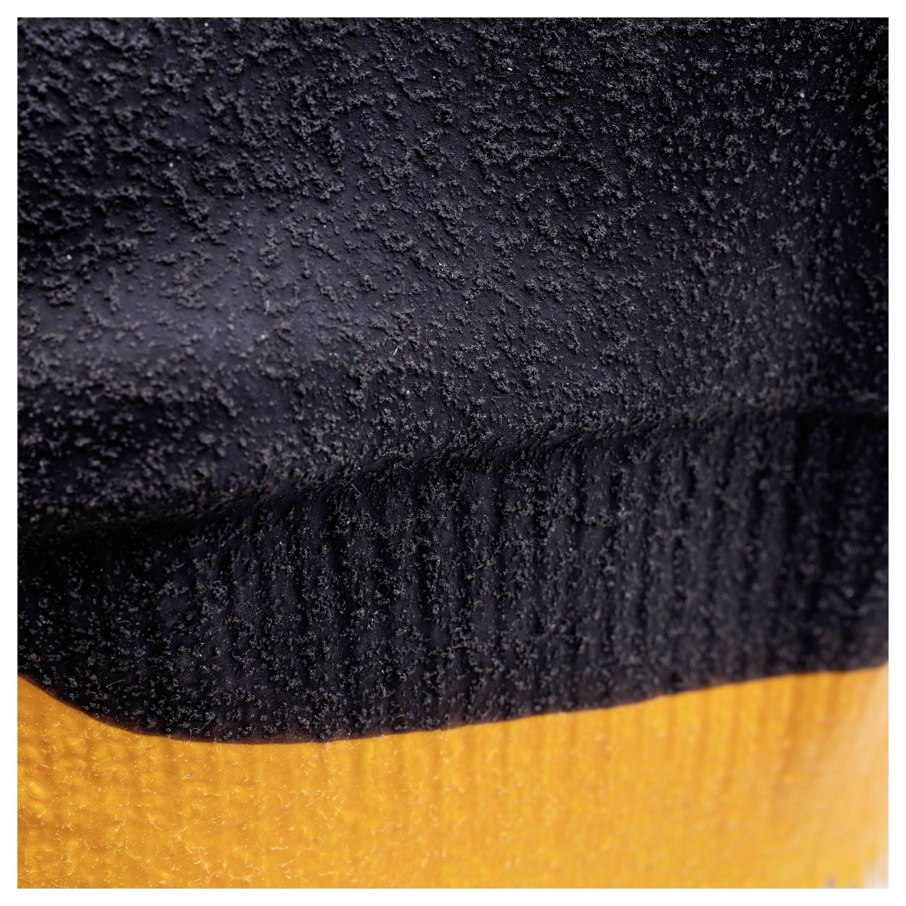 Eine Nahaufnahme einer strukturierten schwarzen und orangefarbenen Oberfläche, die ein körniges, tastbares Muster zeigt. Der obere Bereich ist schwarz und geht in Orange über.